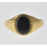 9CT GOLD AND ONYX SIGNET RING