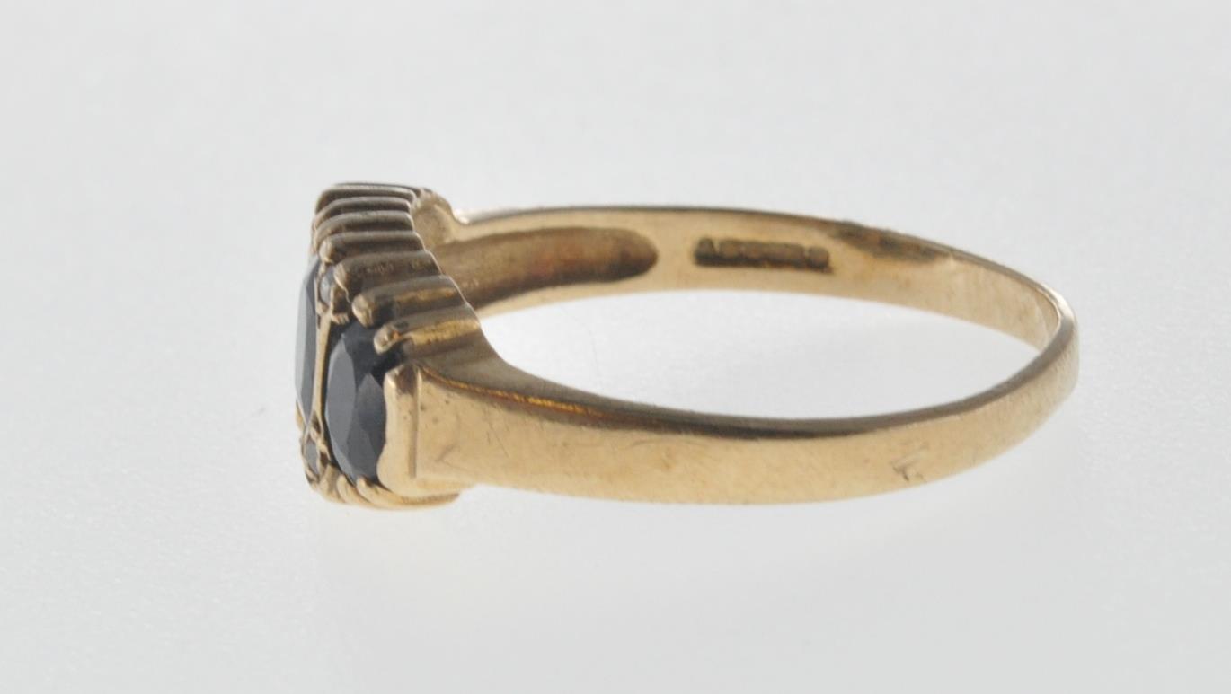 9CT GOLD AND BLACK STONE RING. - Image 5 of 7