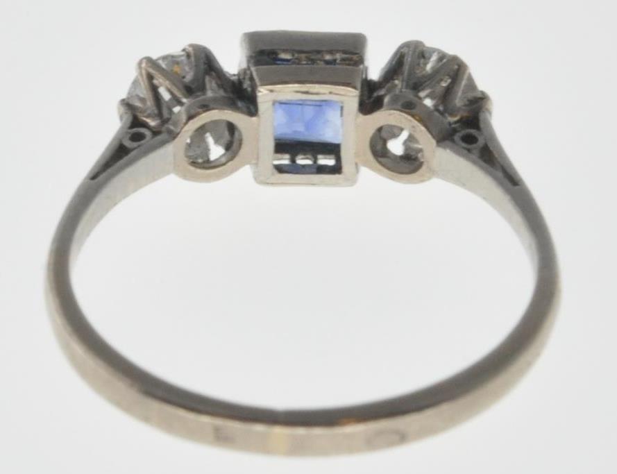 ANTIQUE SAPPHIRE AND DIAMOND THREE STONE RING - Image 5 of 6