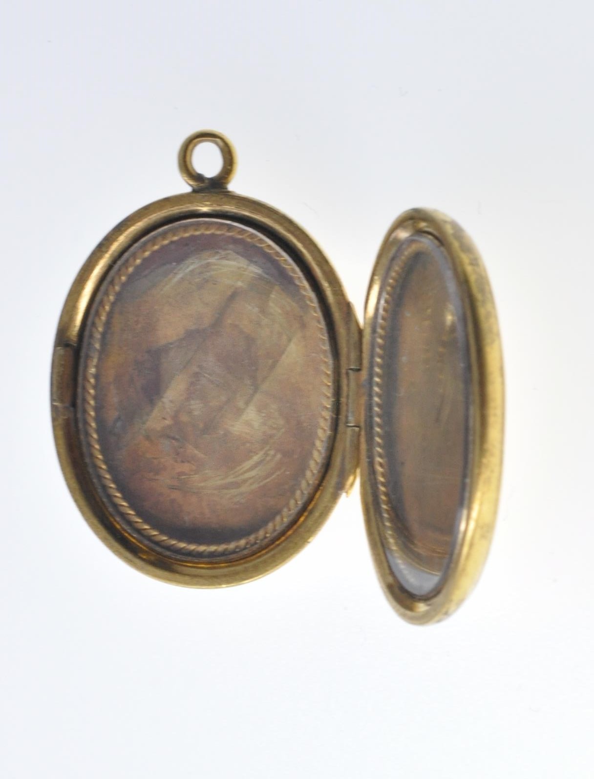 VICTORIAN GOLD PLATED GREEK KEY LOCKET PENDANT - Image 5 of 6