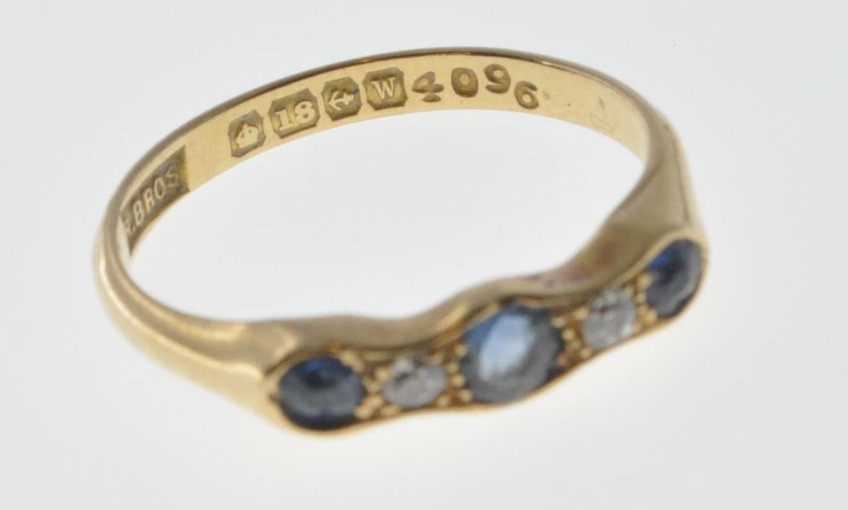 18CT GOLD SAPPHIRE AND DIAMOND FIVE STONE RING - Image 4 of 7