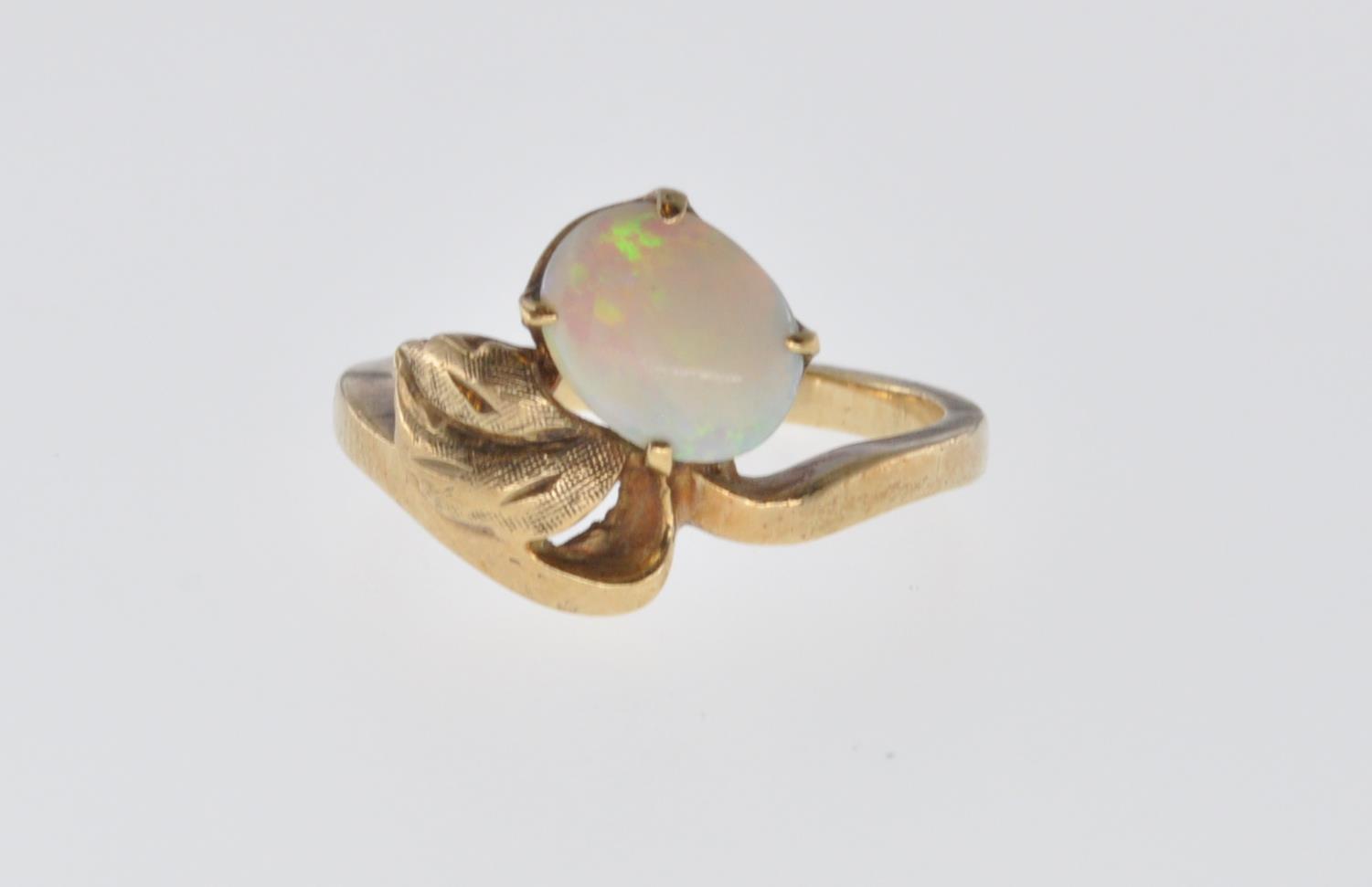 VINTAGE 9CT GOLD OPAL SET LEAF RING