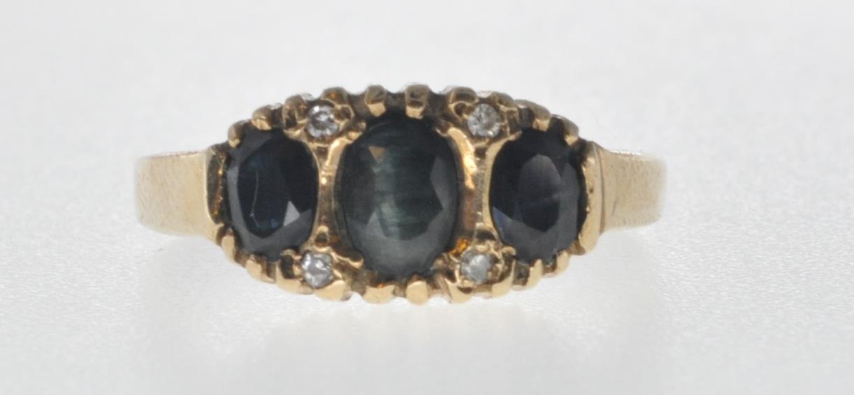 9CT GOLD AND BLACK STONE RING.