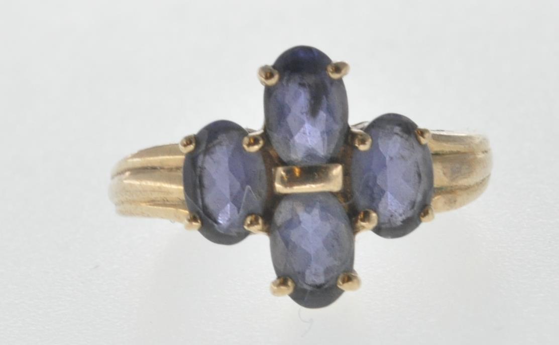 HALLMARKED 9CT GOLD AND PURPLE STONE RING.