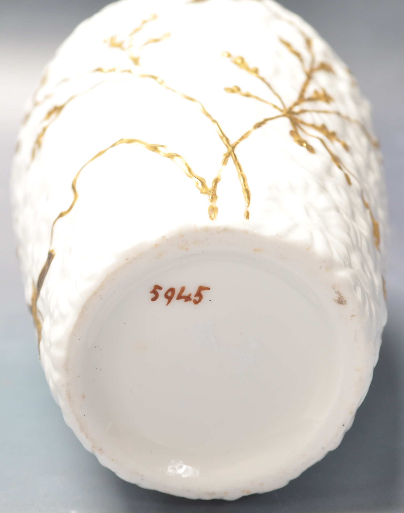 EARLY 20TH CENTURY PORCELAIN VASE - Image 5 of 5