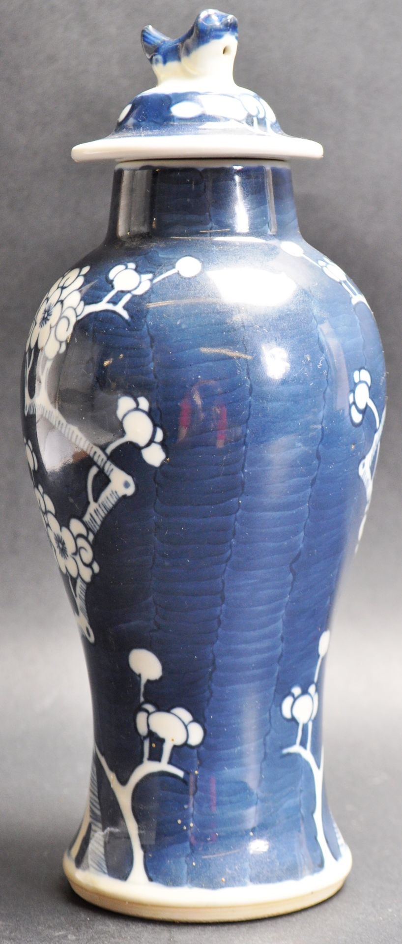 19TH CENTURY CHINESE ORIENTAL PRUNUS PATTERN LIDDED VASE - Bild 3 aus 6