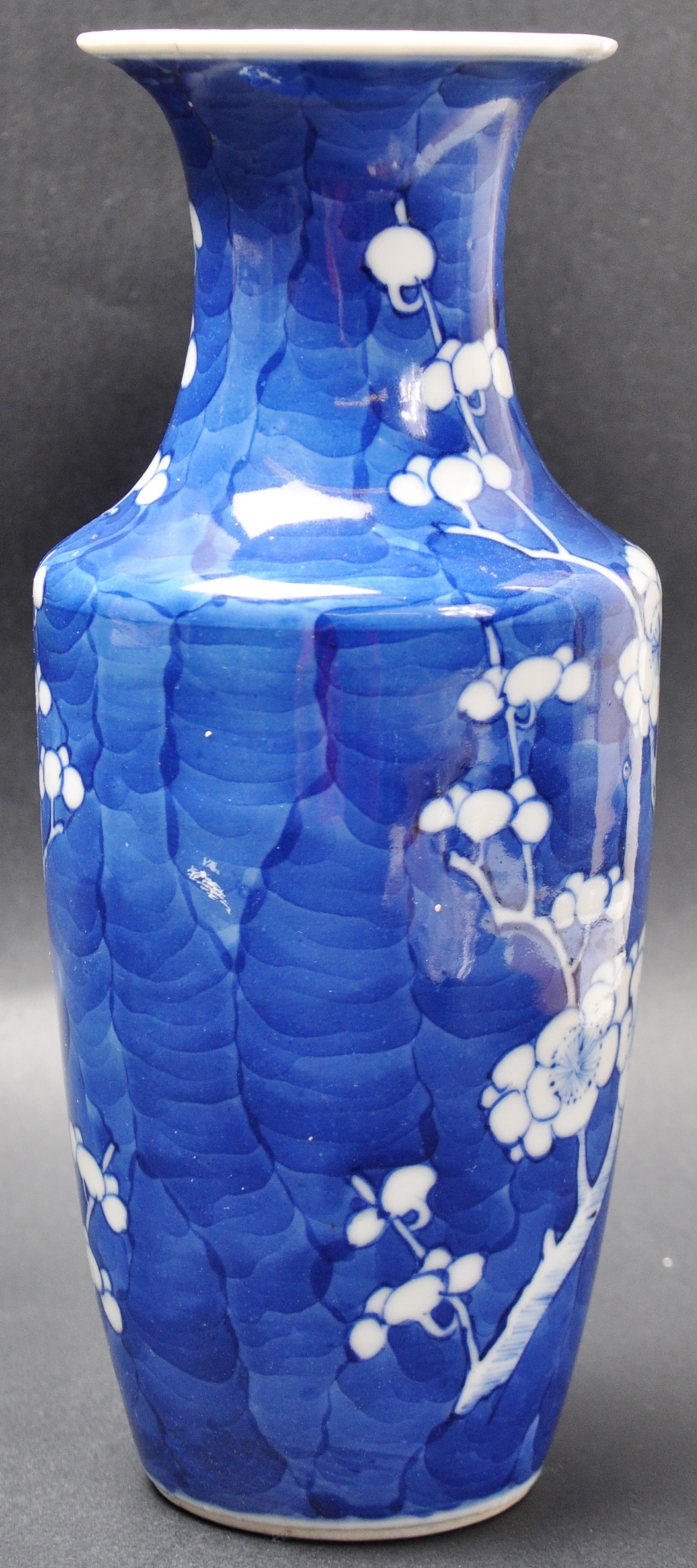 EARLY 20TH CENTURY CHINESE BLUE AND WHITE PRUNUS PATTERN VASE - Image 4 of 6