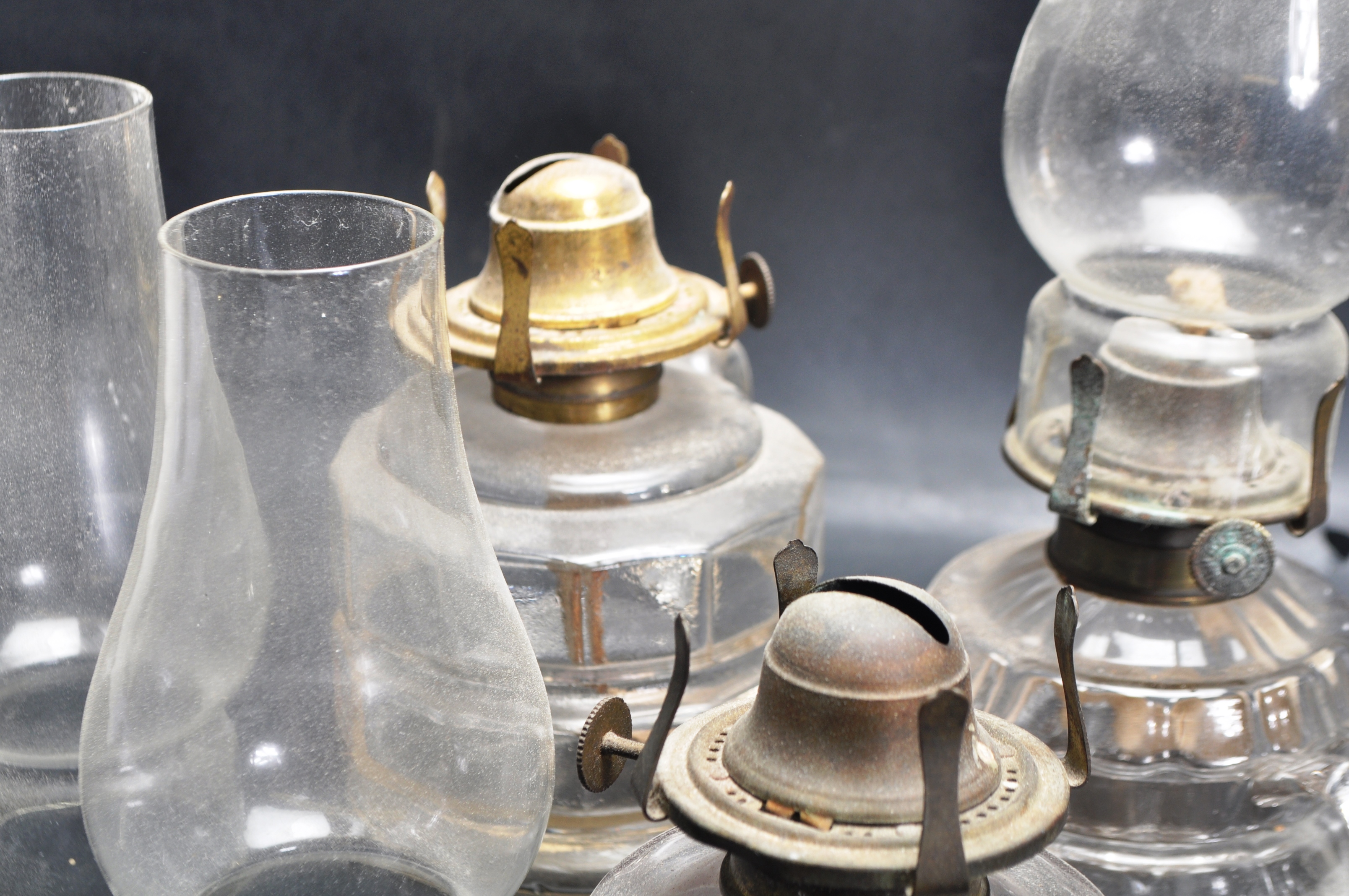 COLLECTION OF EARLY 20TH CENTURY OIL LAMPS - Image 4 of 6