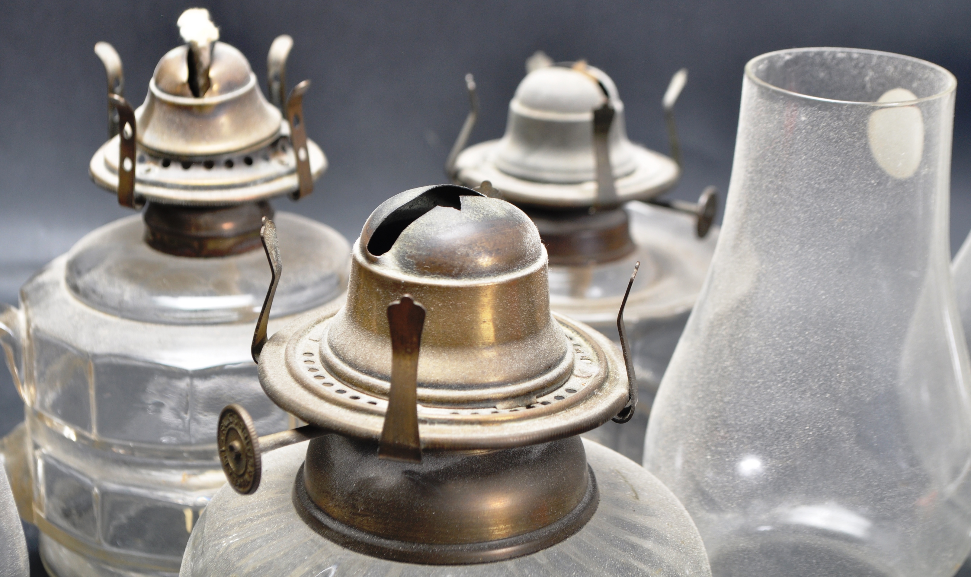 COLLECTION OF EARLY 20TH CENTURY OIL LAMPS - Image 5 of 6