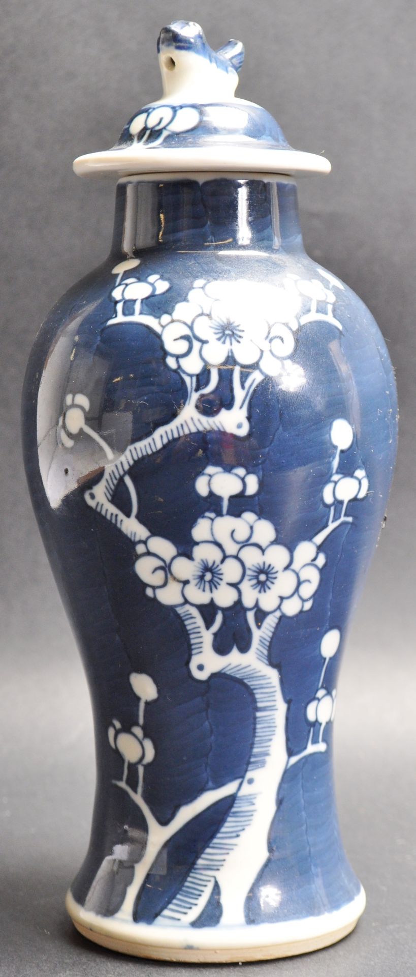 19TH CENTURY CHINESE ORIENTAL PRUNUS PATTERN LIDDED VASE - Bild 2 aus 6