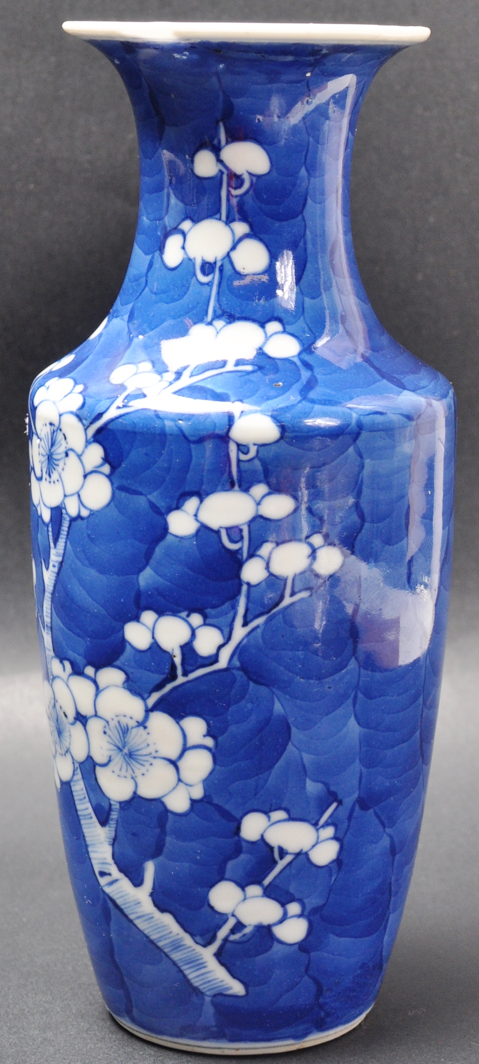 EARLY 20TH CENTURY CHINESE BLUE AND WHITE PRUNUS PATTERN VASE - Image 3 of 6