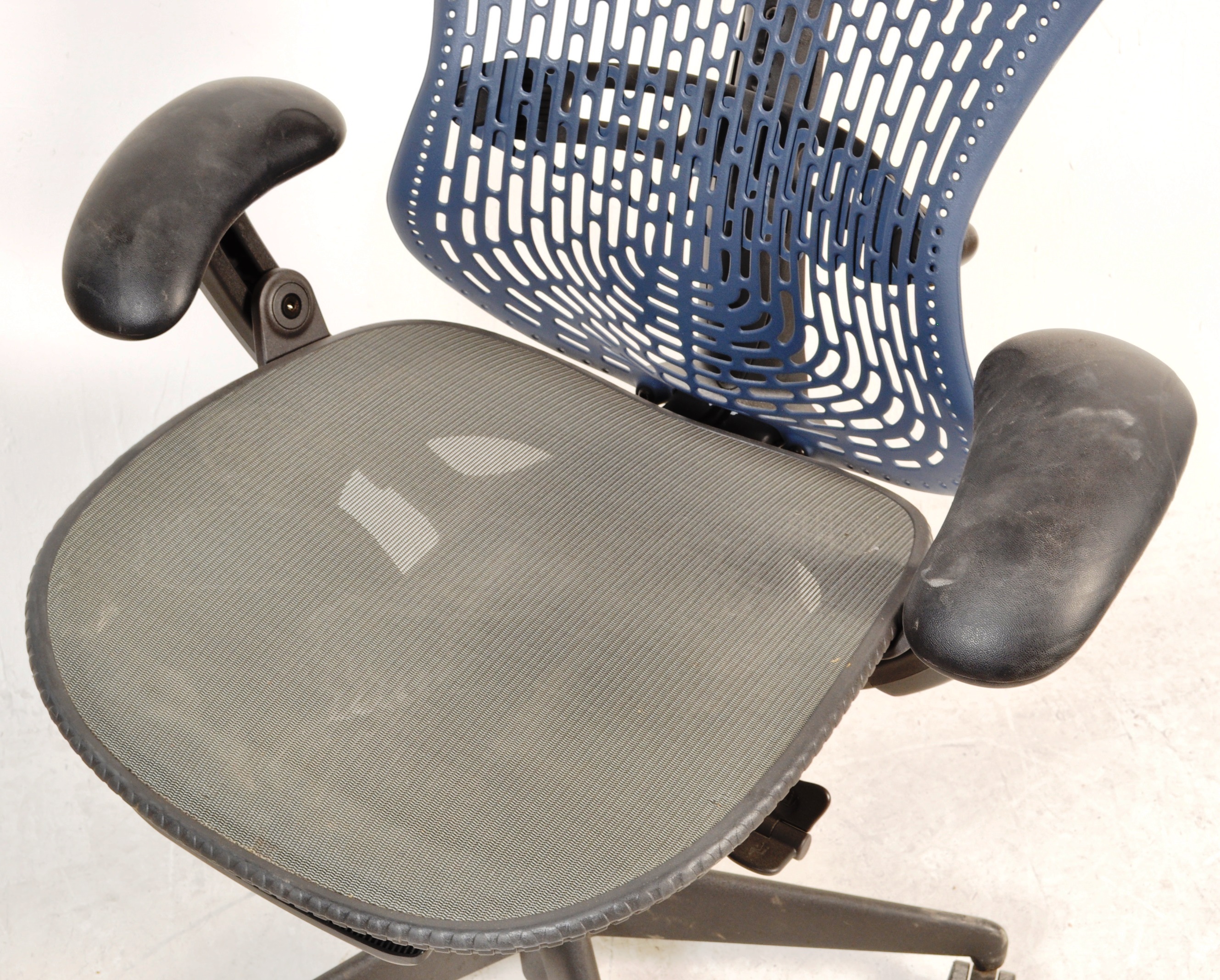 HERMAN MILLER - STUDIO 7.5 - MIRRA 2 - DESK CHAIR - Image 4 of 5