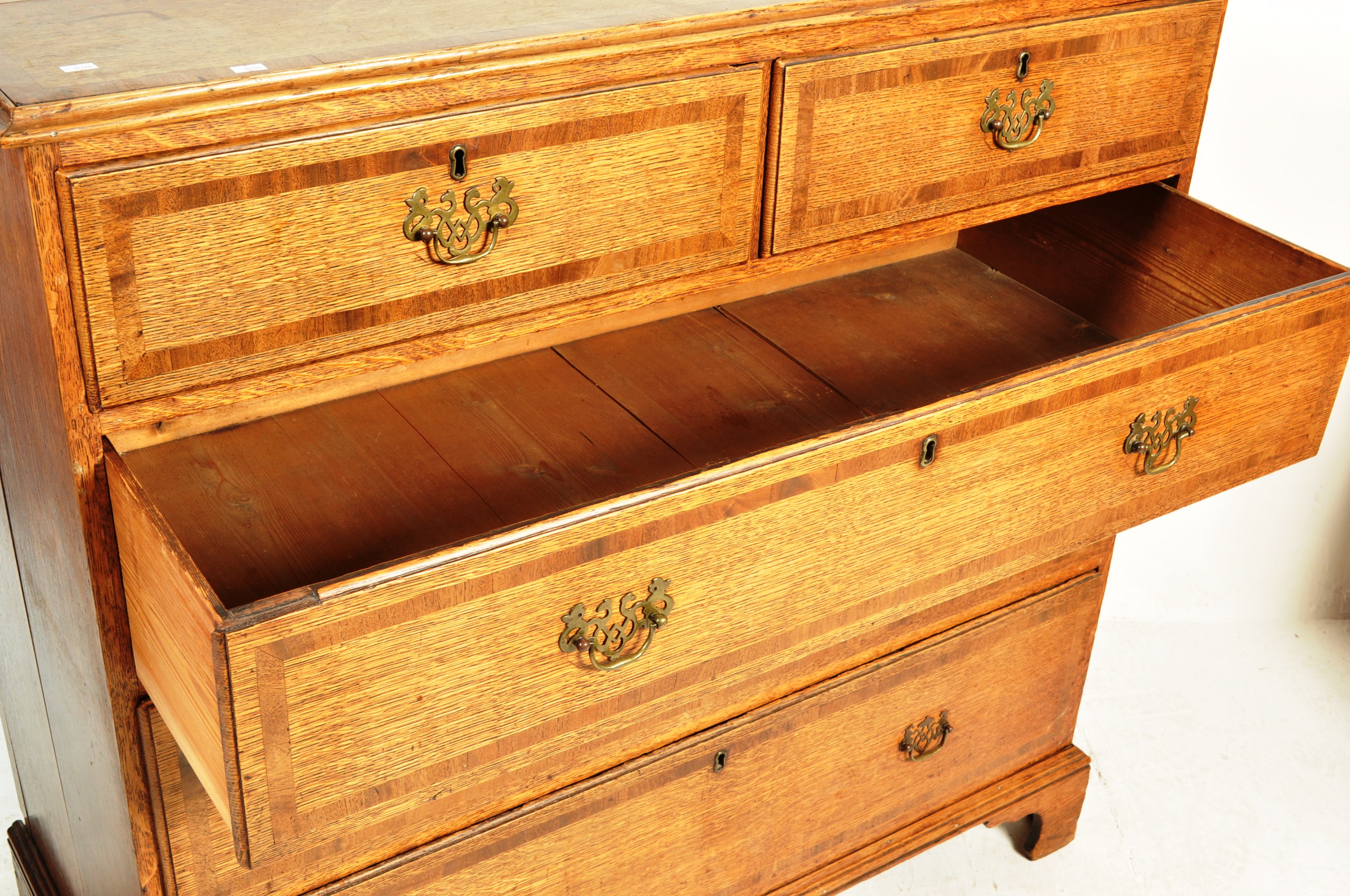 19TH CENTURY GEORGE IV OAK AND MAHOGANY BANDED CHEST OF DRAWERS - Image 5 of 7