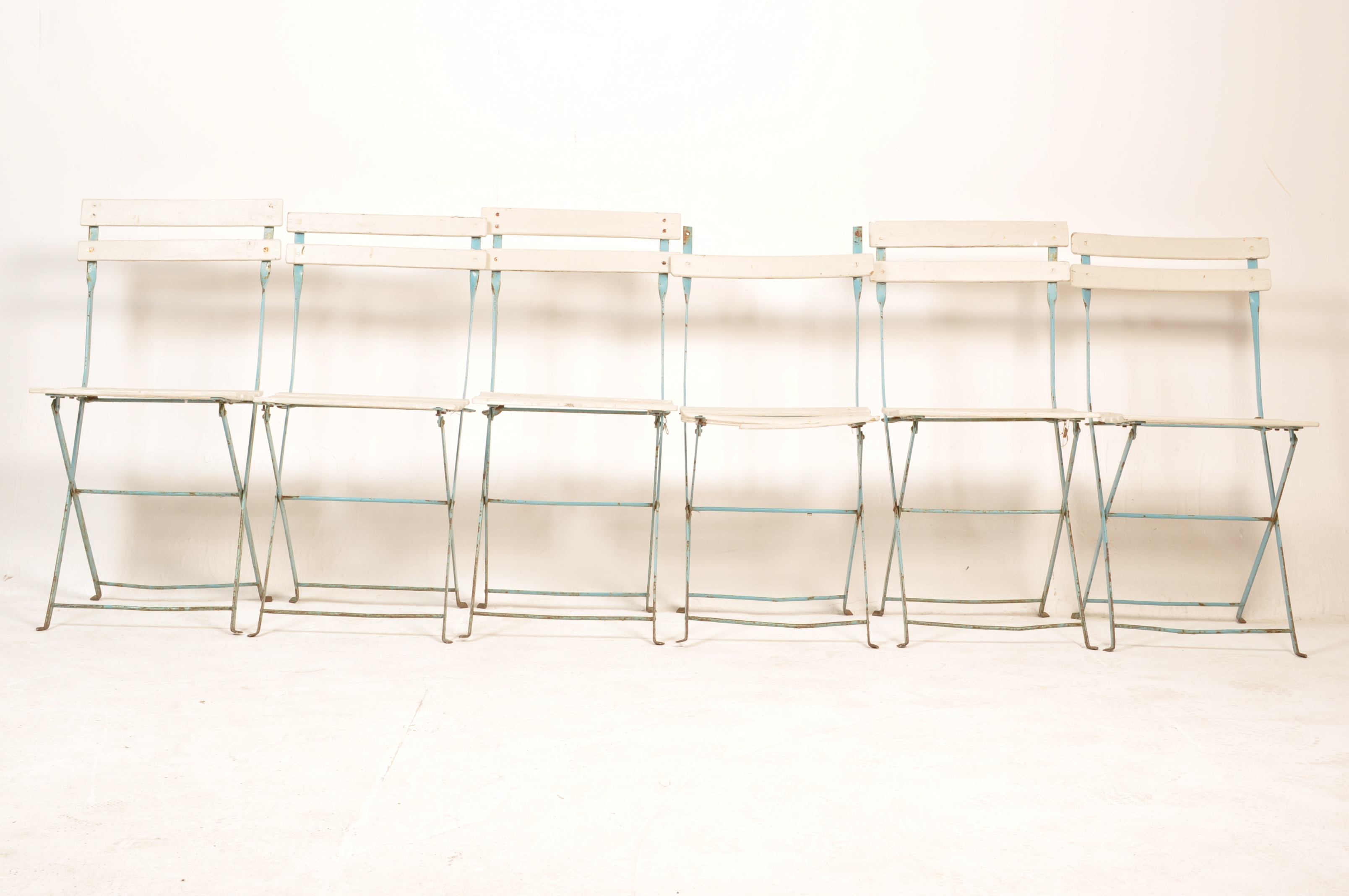 1960’S FRENCH METAL FOLDING CAFE BISTRO TABLE AND CHAIRS - Bild 5 aus 15