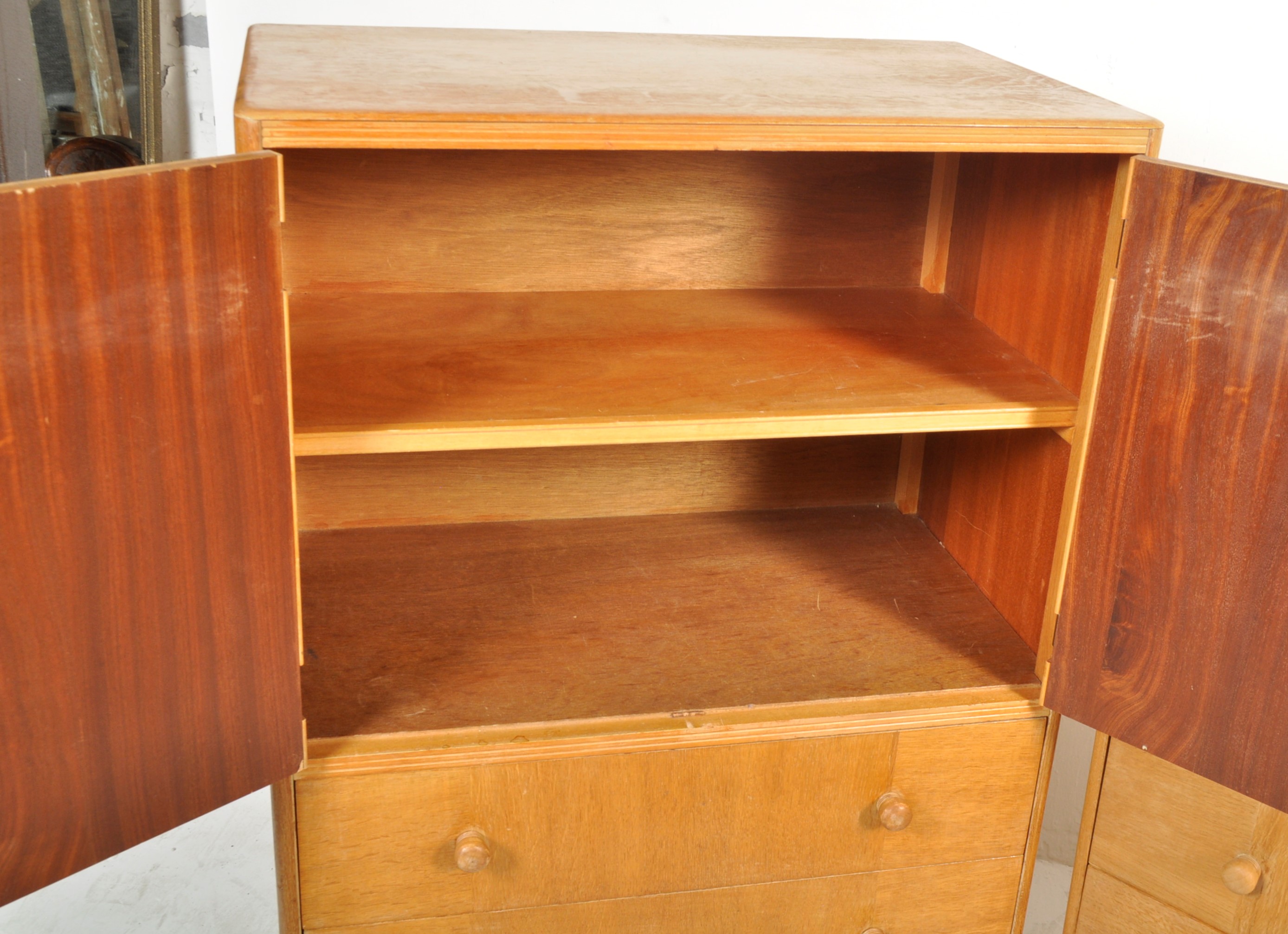 MID 20TH CENTURY LIGHT OAK BEDROOM SUITE - Image 6 of 6