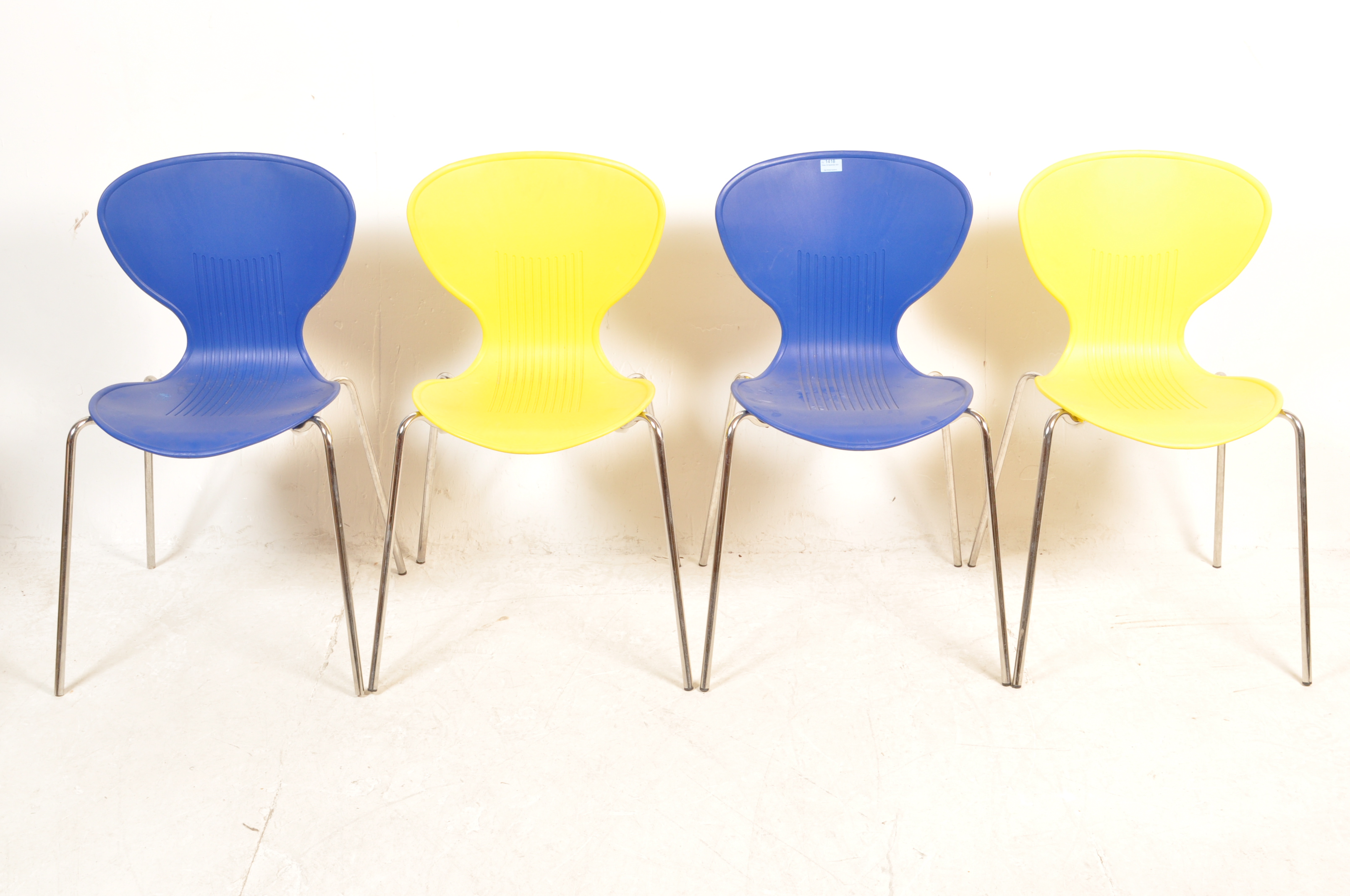 SET OF FOUR COLOURED PLASTIC STACKING DINING CHAIRS - Bild 2 aus 6