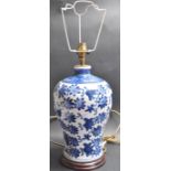 MID 20TH CENTURY CERAMIC BLUE AND WHITE TABLE LAMP
