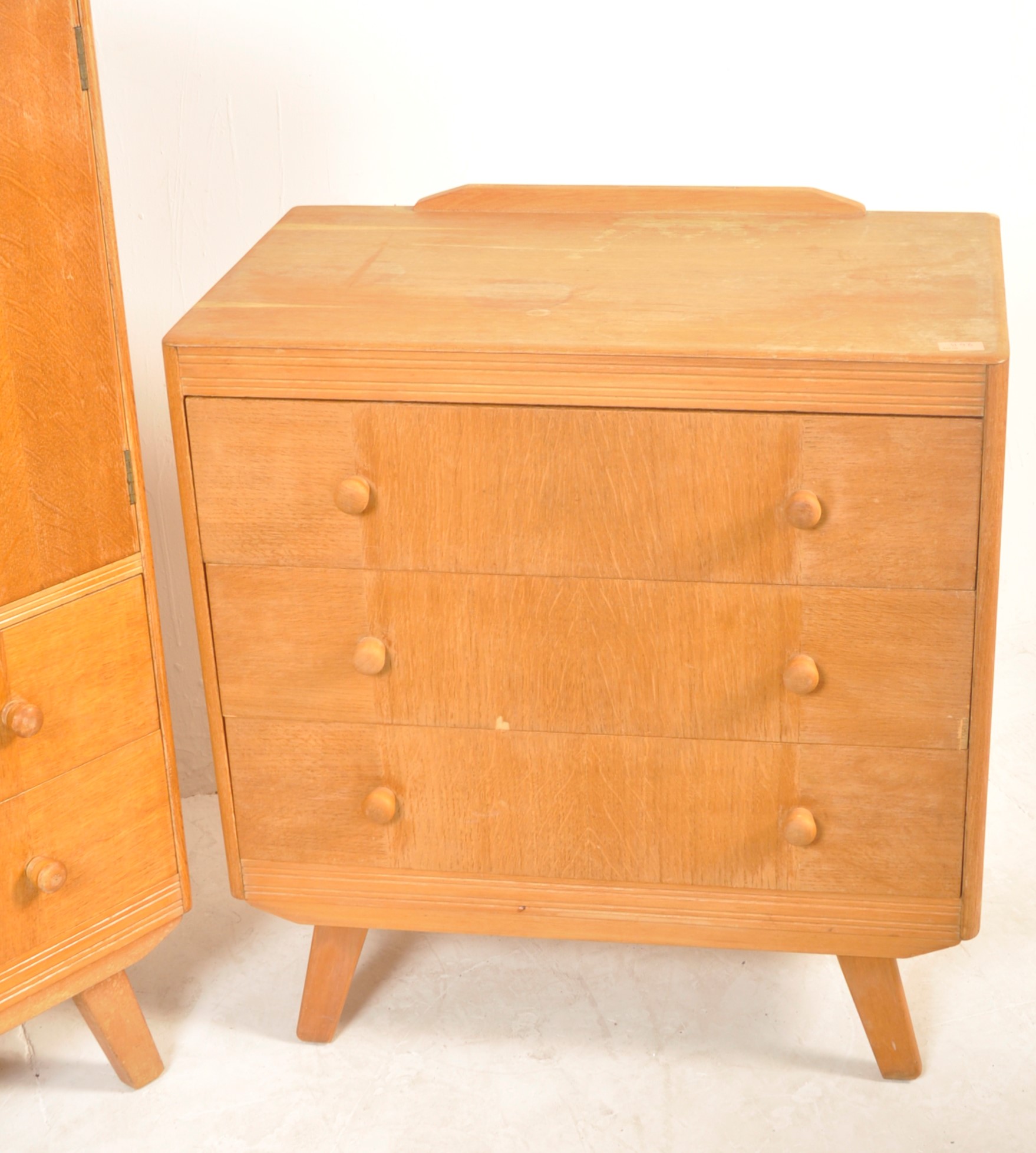 MID 20TH CENTURY LIGHT OAK BEDROOM SUITE - Image 4 of 6