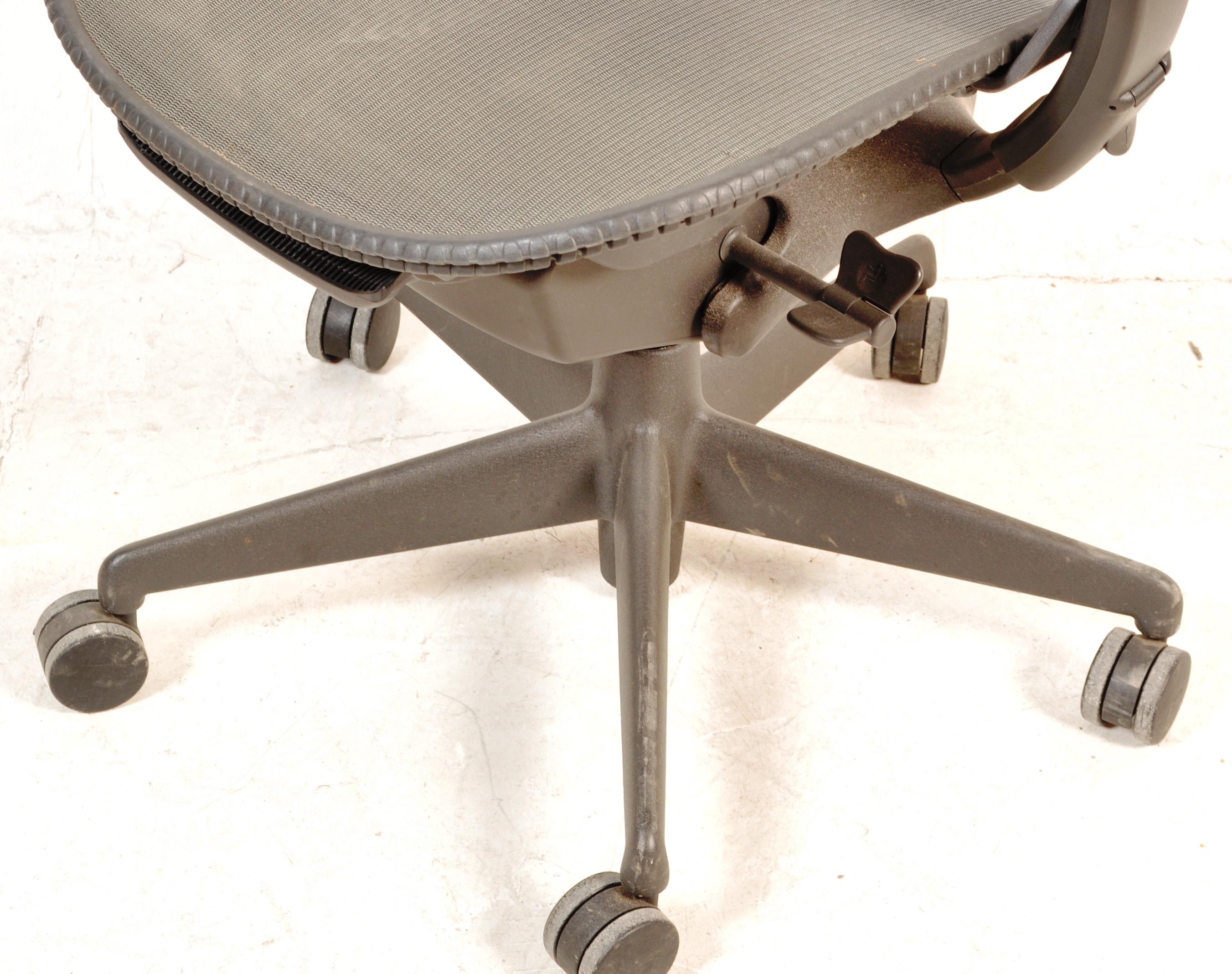 HERMAN MILLER - STUDIO 7.5 - MIRRA 2 - DESK CHAIR - Image 5 of 5