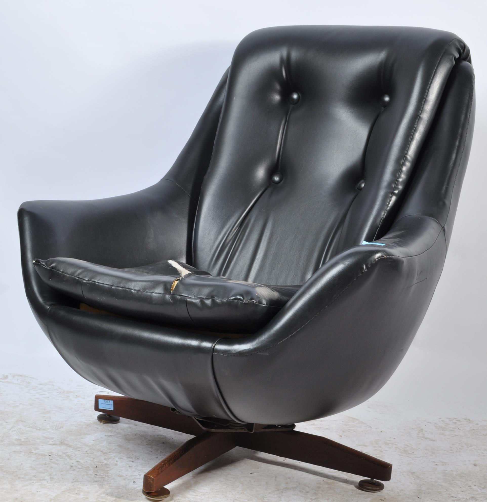 VINTAGE 20TH CENTURY BLACK LEATHER EGG CHAIR