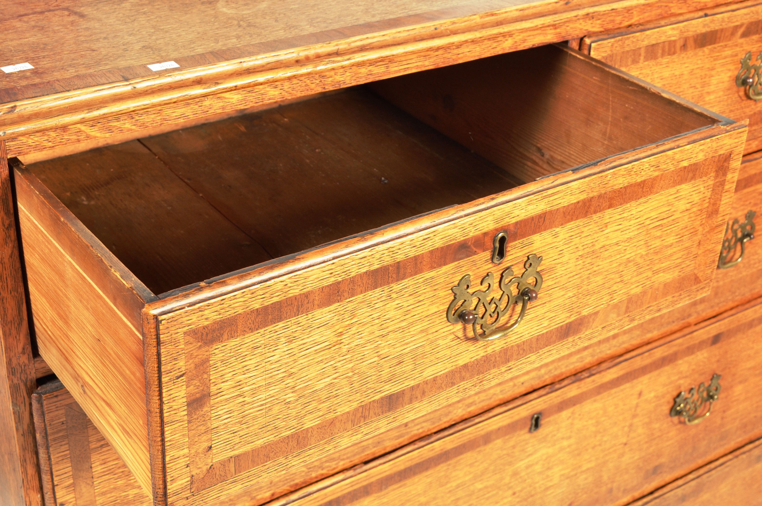 19TH CENTURY GEORGE IV OAK AND MAHOGANY BANDED CHEST OF DRAWERS - Image 4 of 7