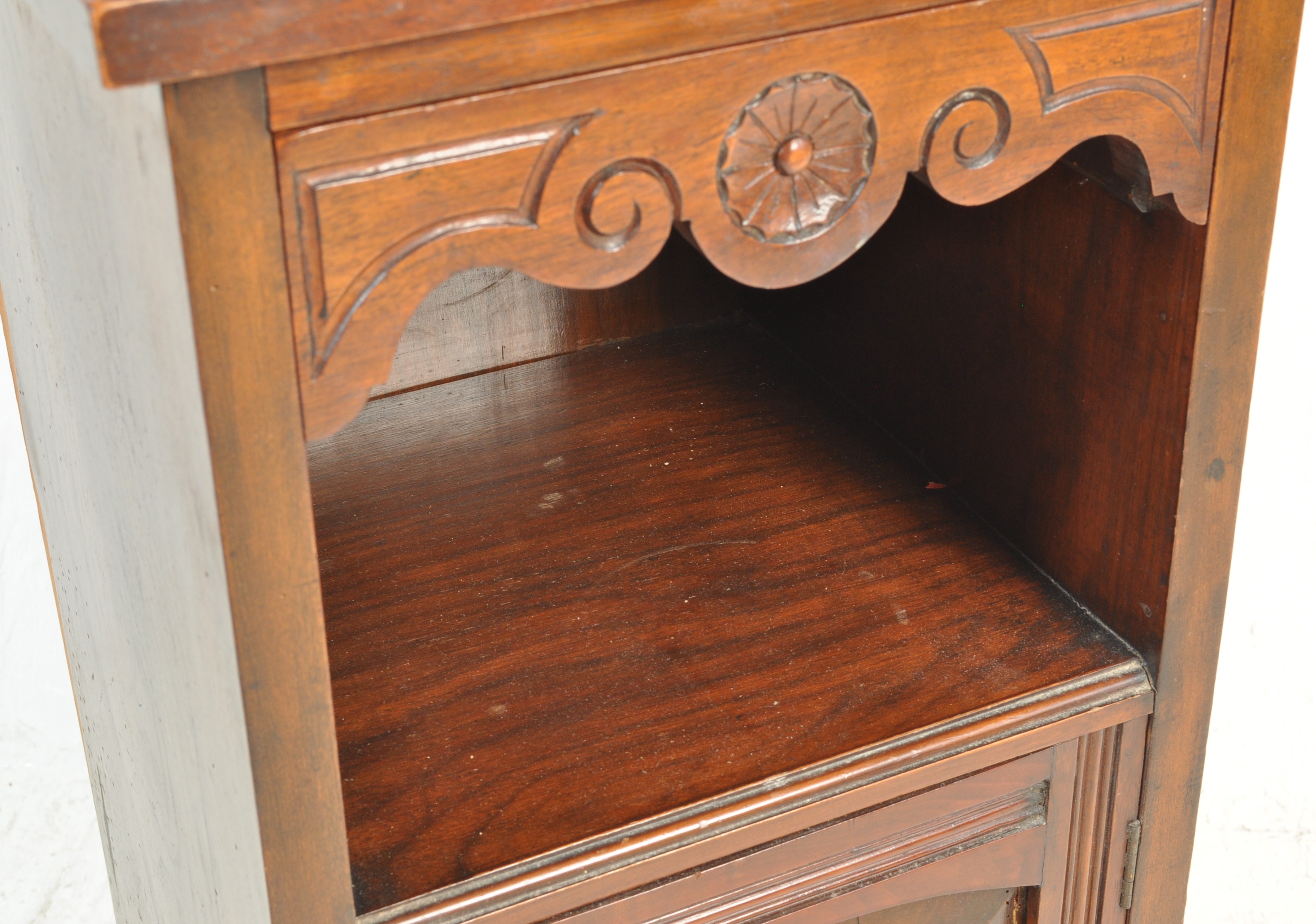 EDWARDIAN MAHOGANY BEDSIDE CABINET / CUPBOARD - Image 5 of 9