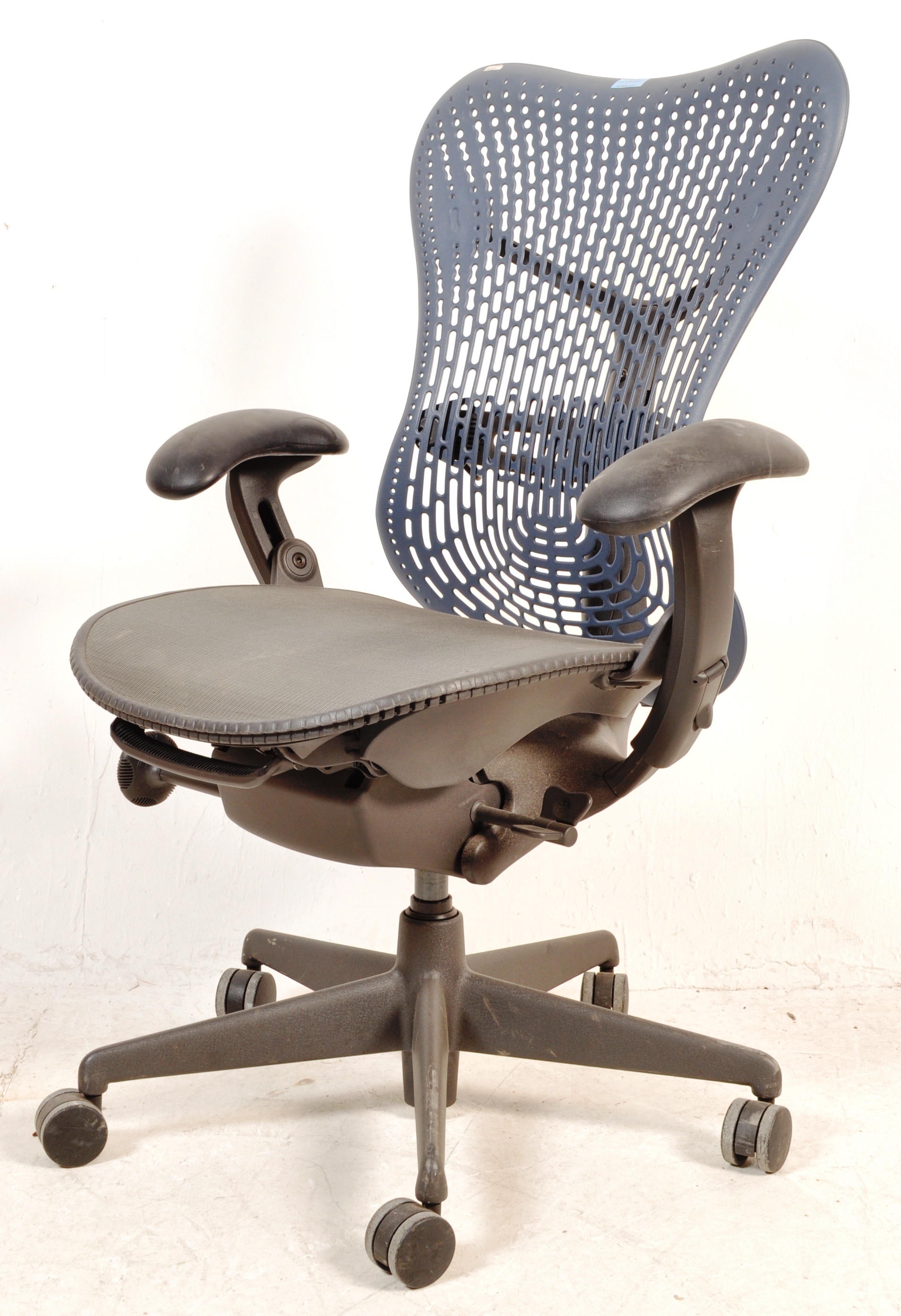 HERMAN MILLER - STUDIO 7.5 - MIRRA 2 - DESK CHAIR