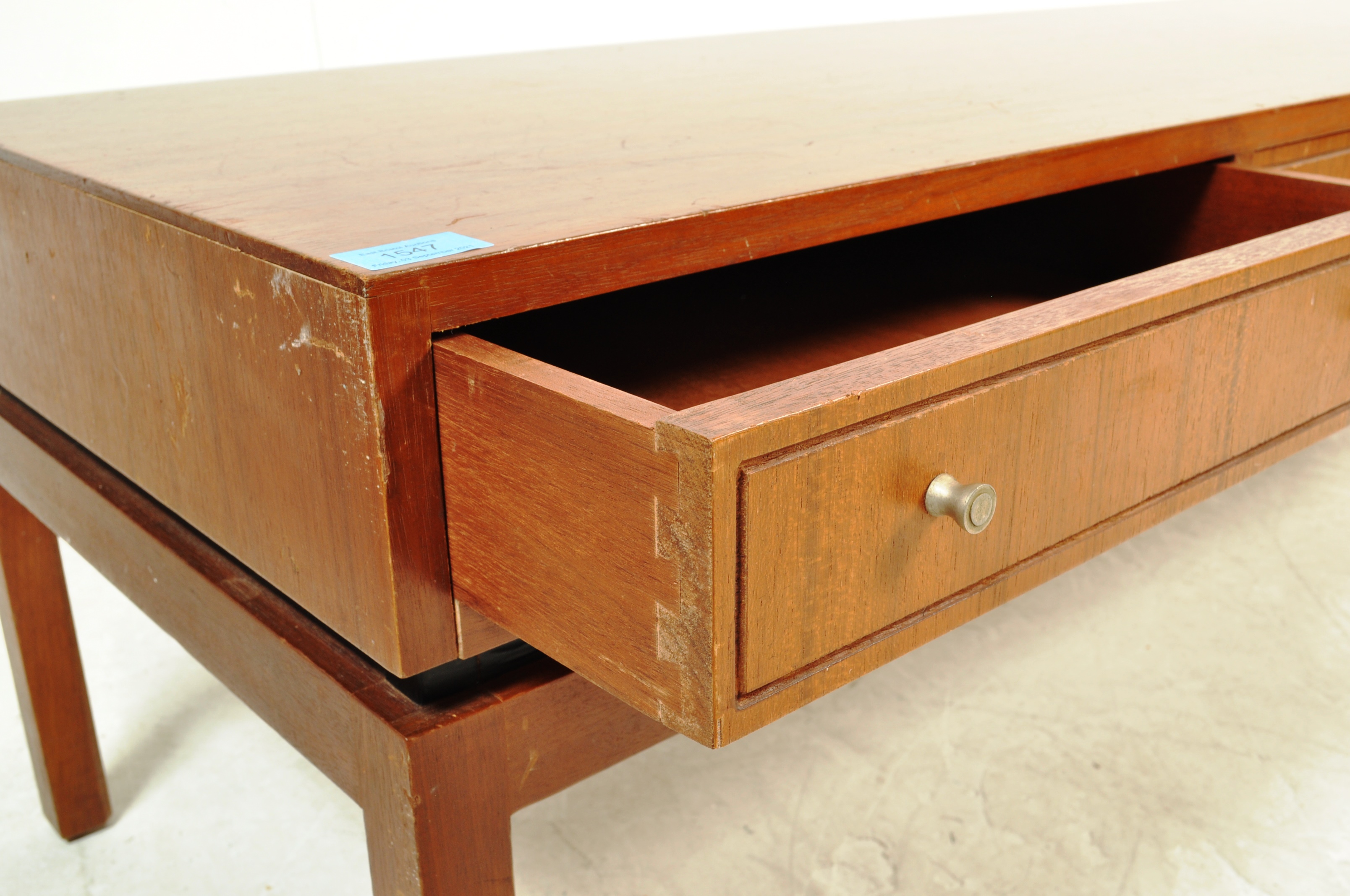 RETRO VINTAGE TEAK WOOD COFFEE TABLE - Image 4 of 6