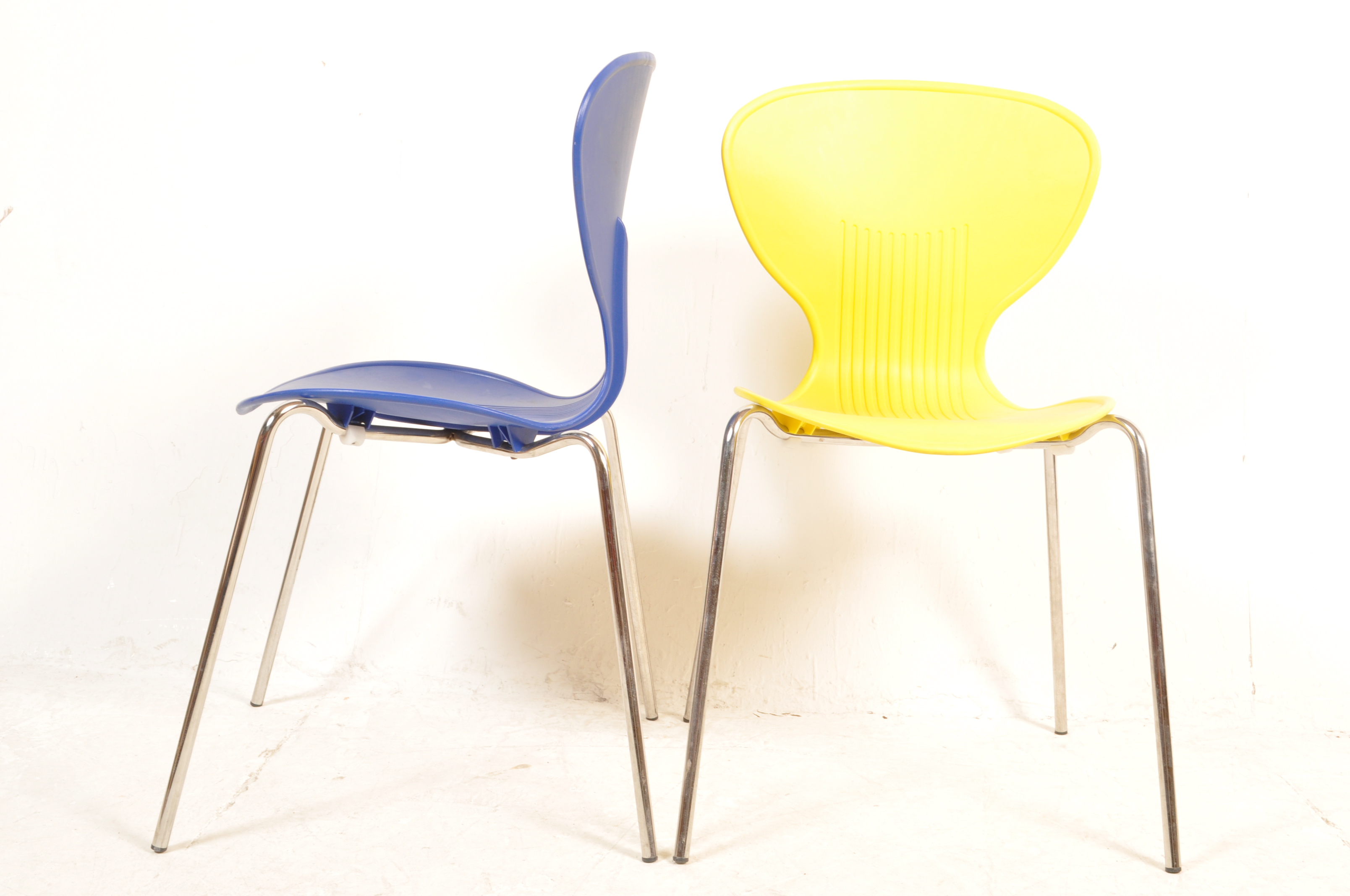 SET OF FOUR COLOURED PLASTIC STACKING DINING CHAIRS - Bild 5 aus 6