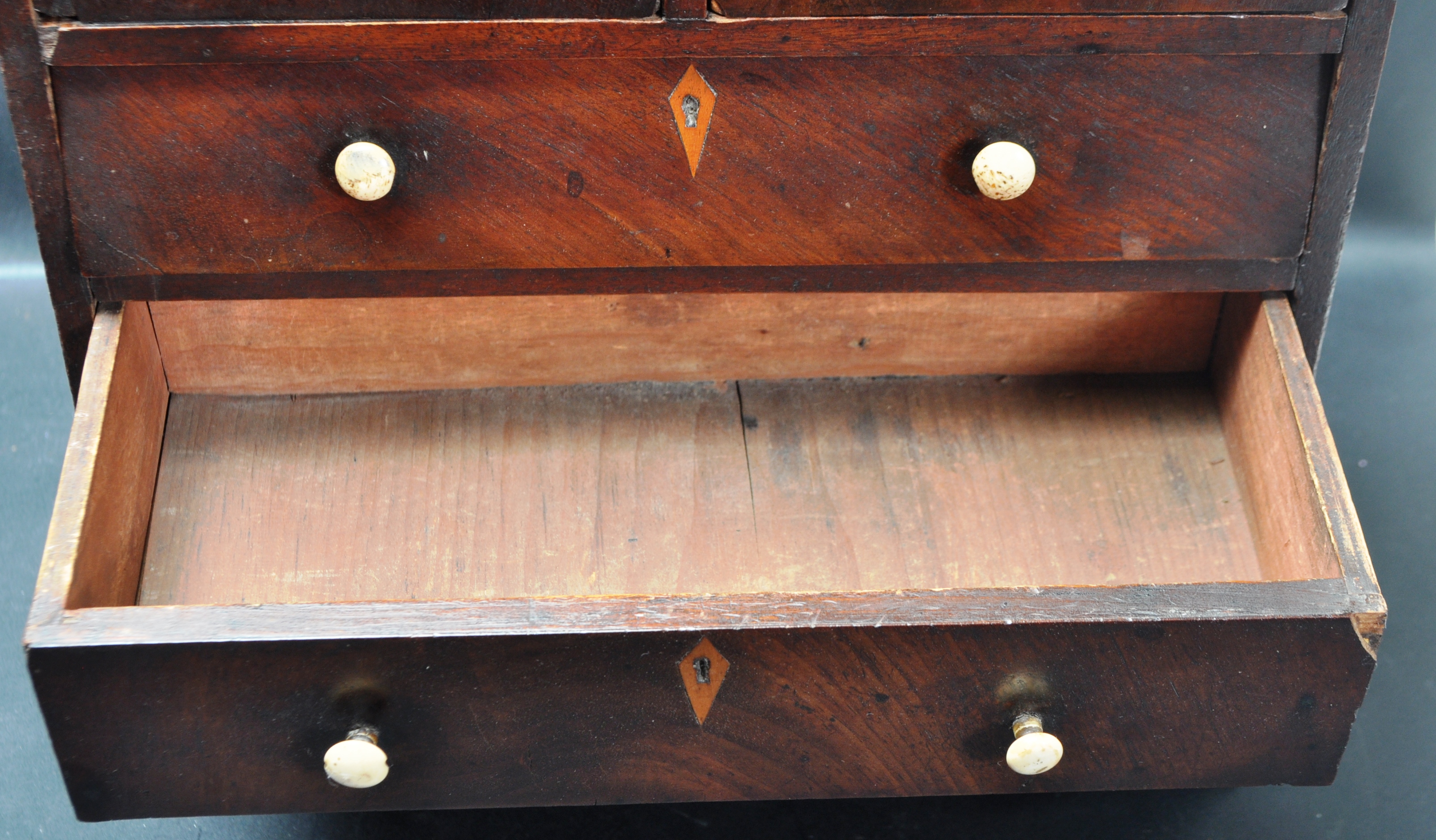 19TH CENTURY GEORGE III MAHOGANY APPRENTICE PIECE MINIATURE CHEST OF DRAWERS - Image 3 of 8