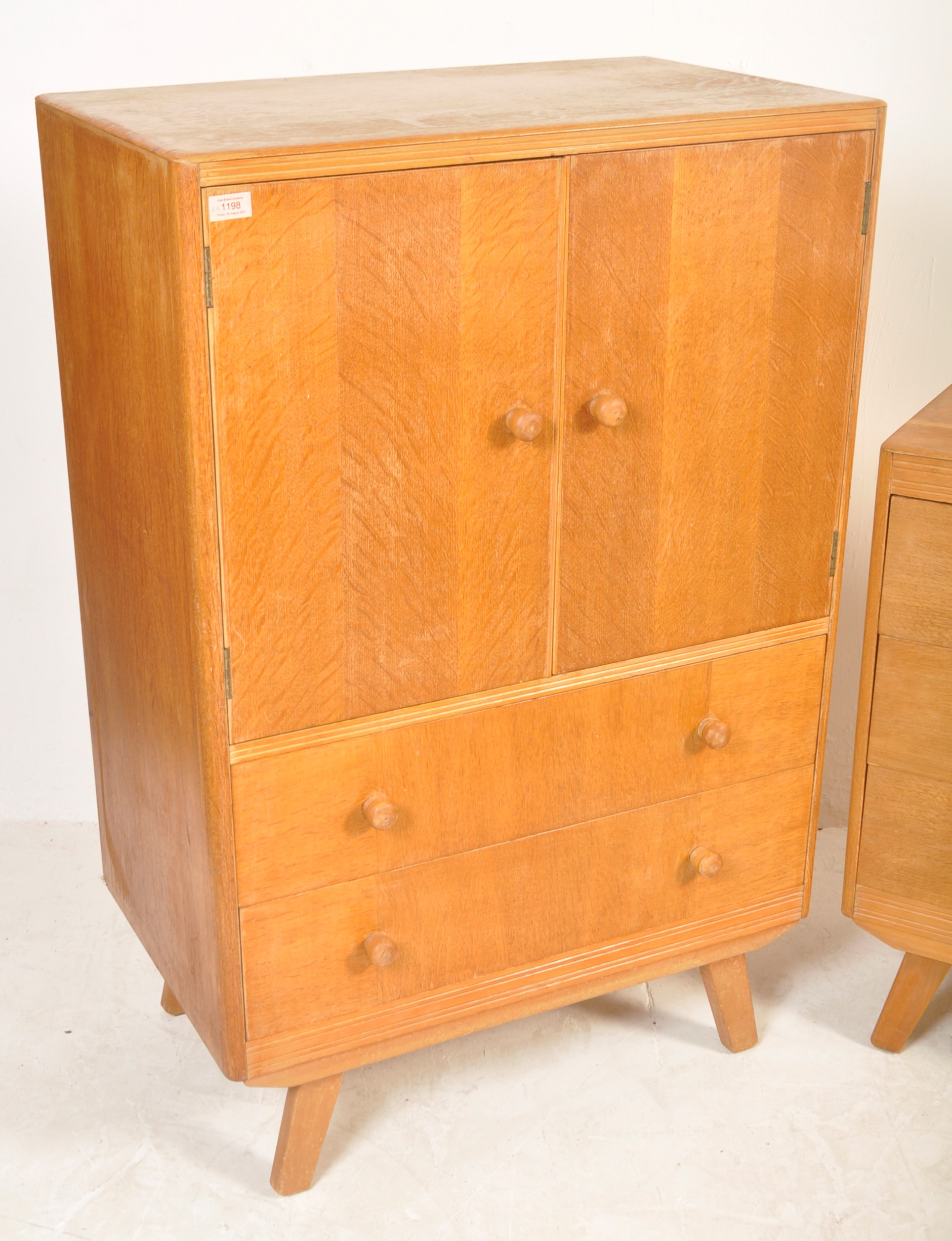 MID 20TH CENTURY LIGHT OAK BEDROOM SUITE - Image 3 of 6