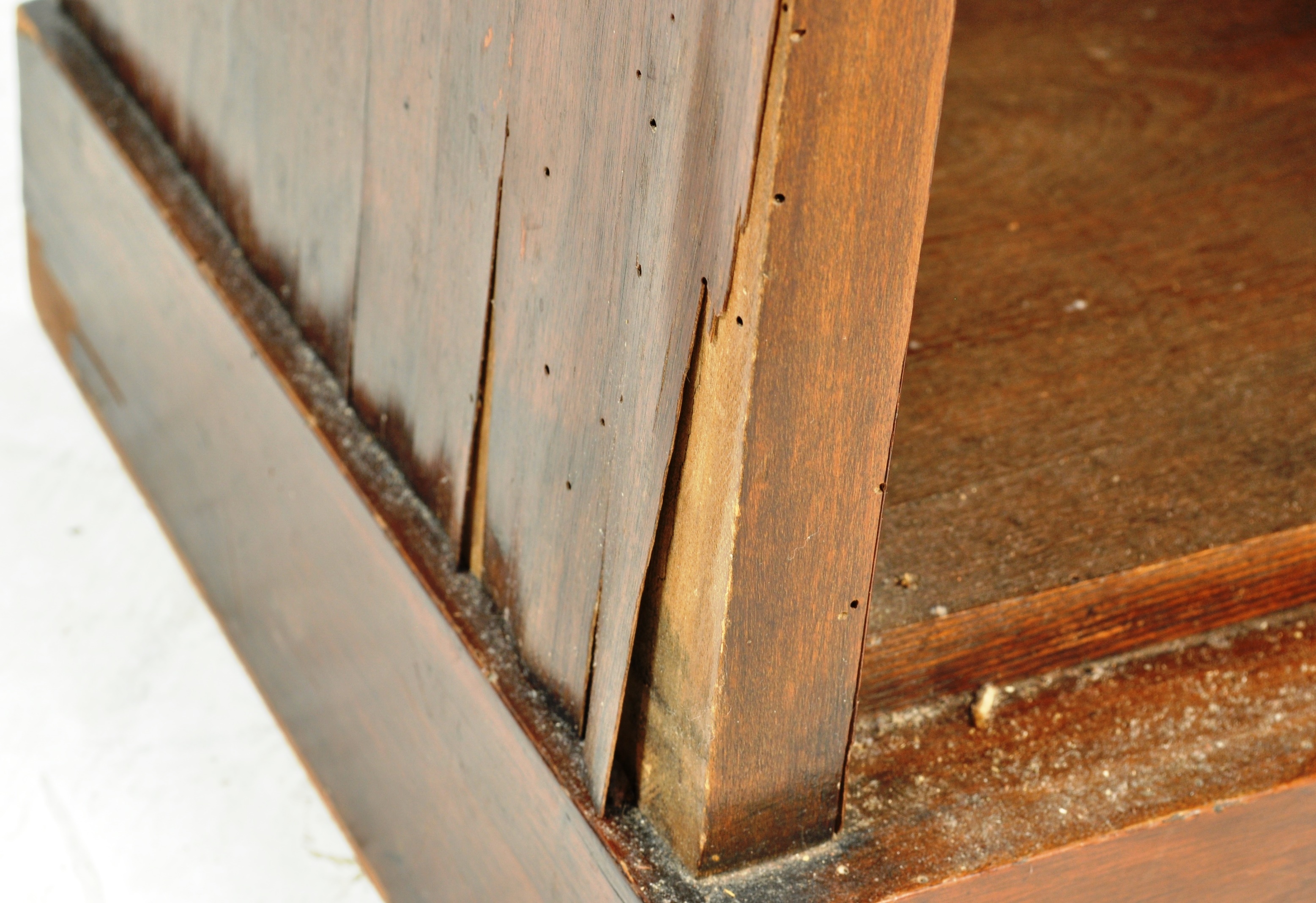 EDWARDIAN MAHOGANY BEDSIDE CABINET / CUPBOARD - Image 8 of 9