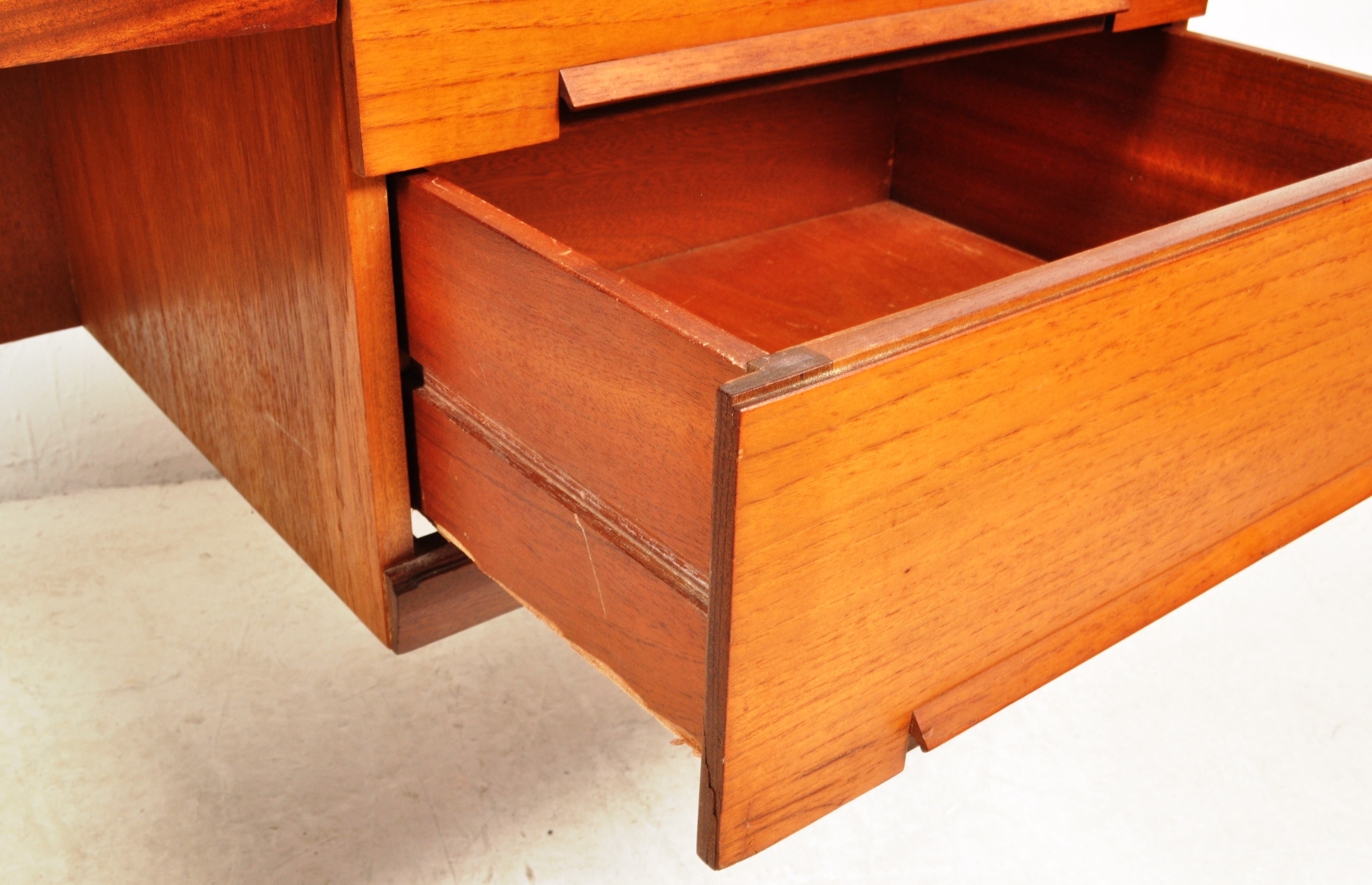 1950’S TEAK WOOD DESK BY WHITE & NEWTON - Bild 5 aus 5