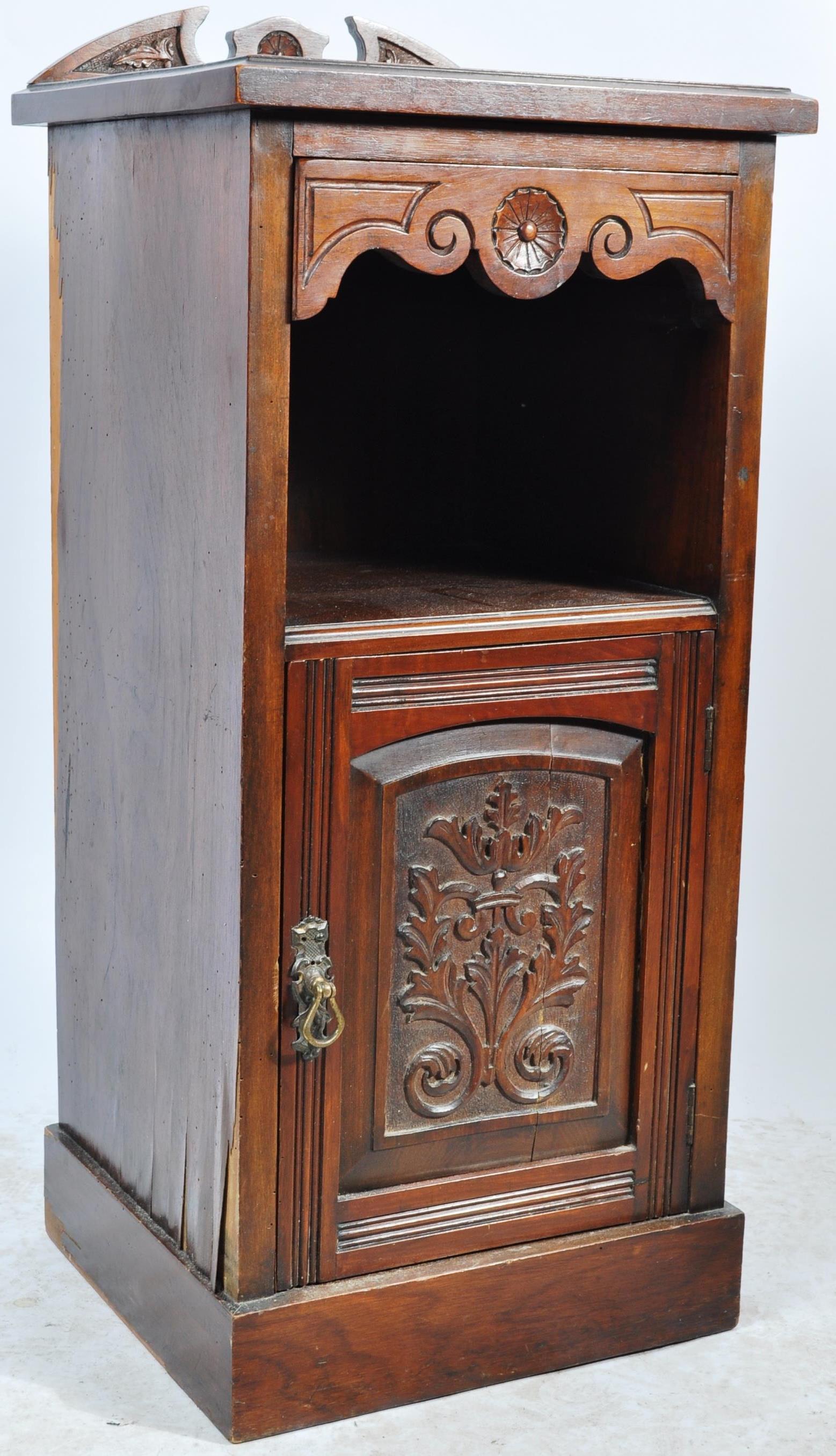 EDWARDIAN MAHOGANY BEDSIDE CABINET / CUPBOARD