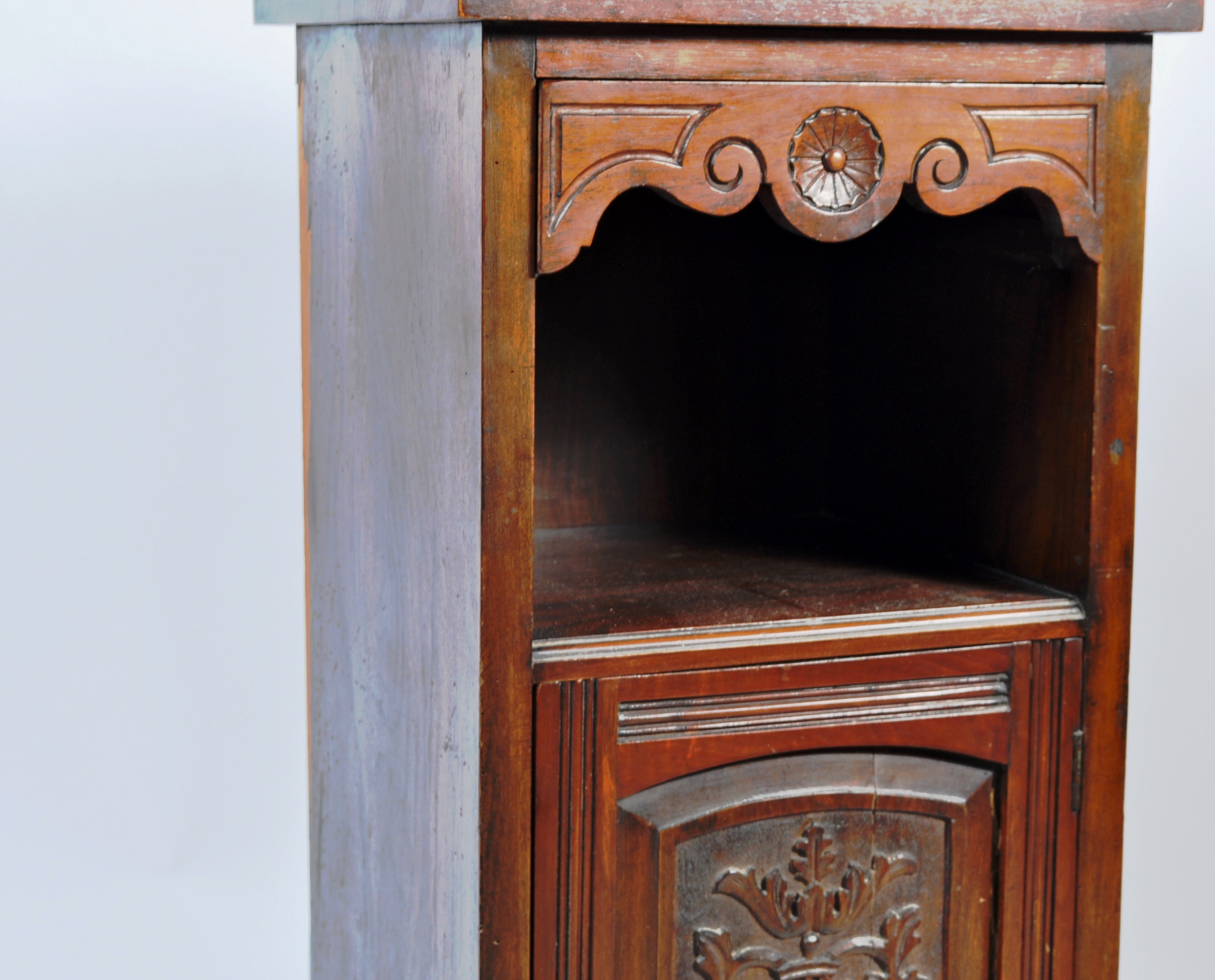 EDWARDIAN MAHOGANY BEDSIDE CABINET / CUPBOARD - Image 3 of 9