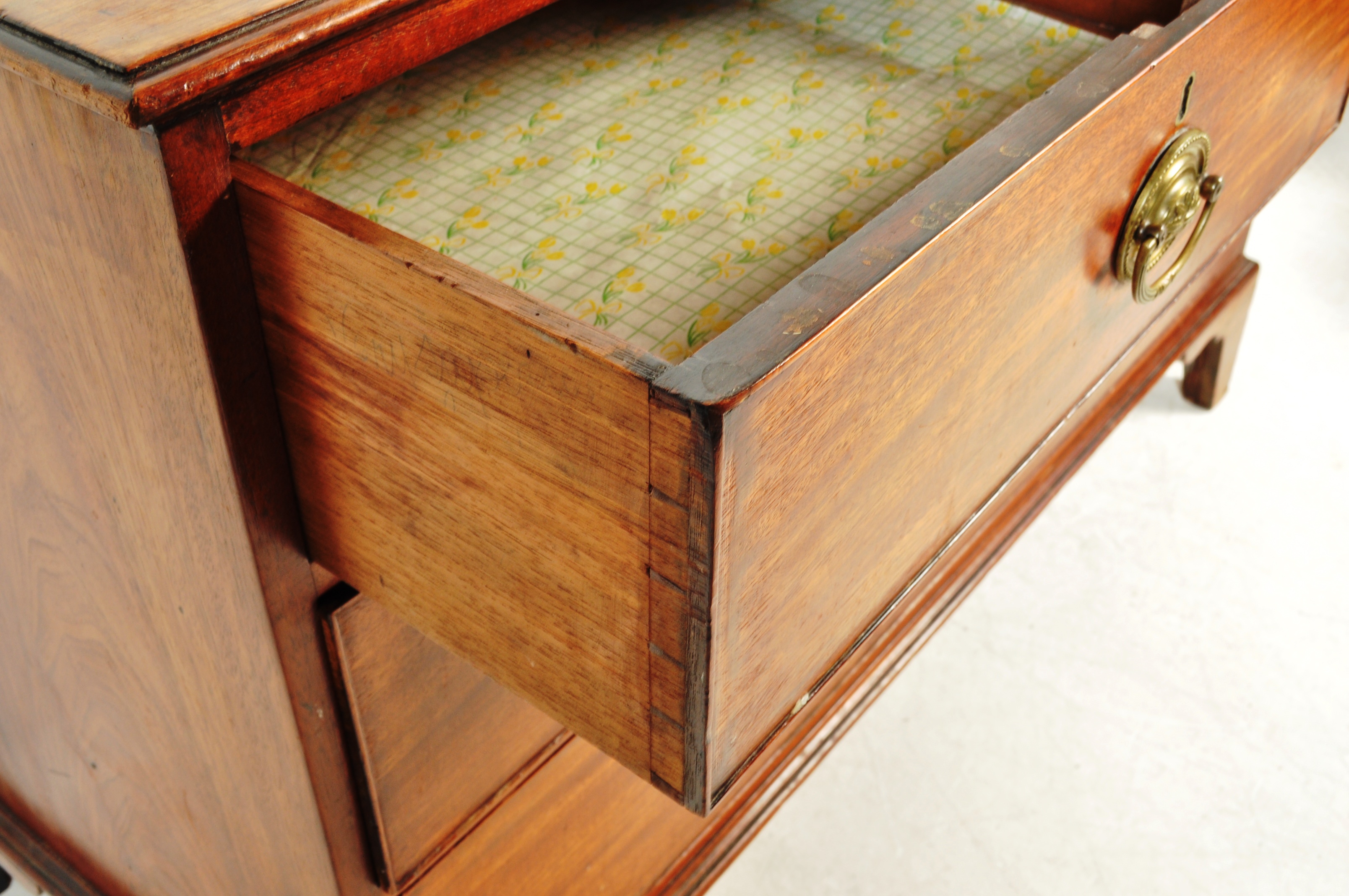 19TH CENTURY GEORGE III MAHOGANY CHEST OF DRAWERS - Image 3 of 5