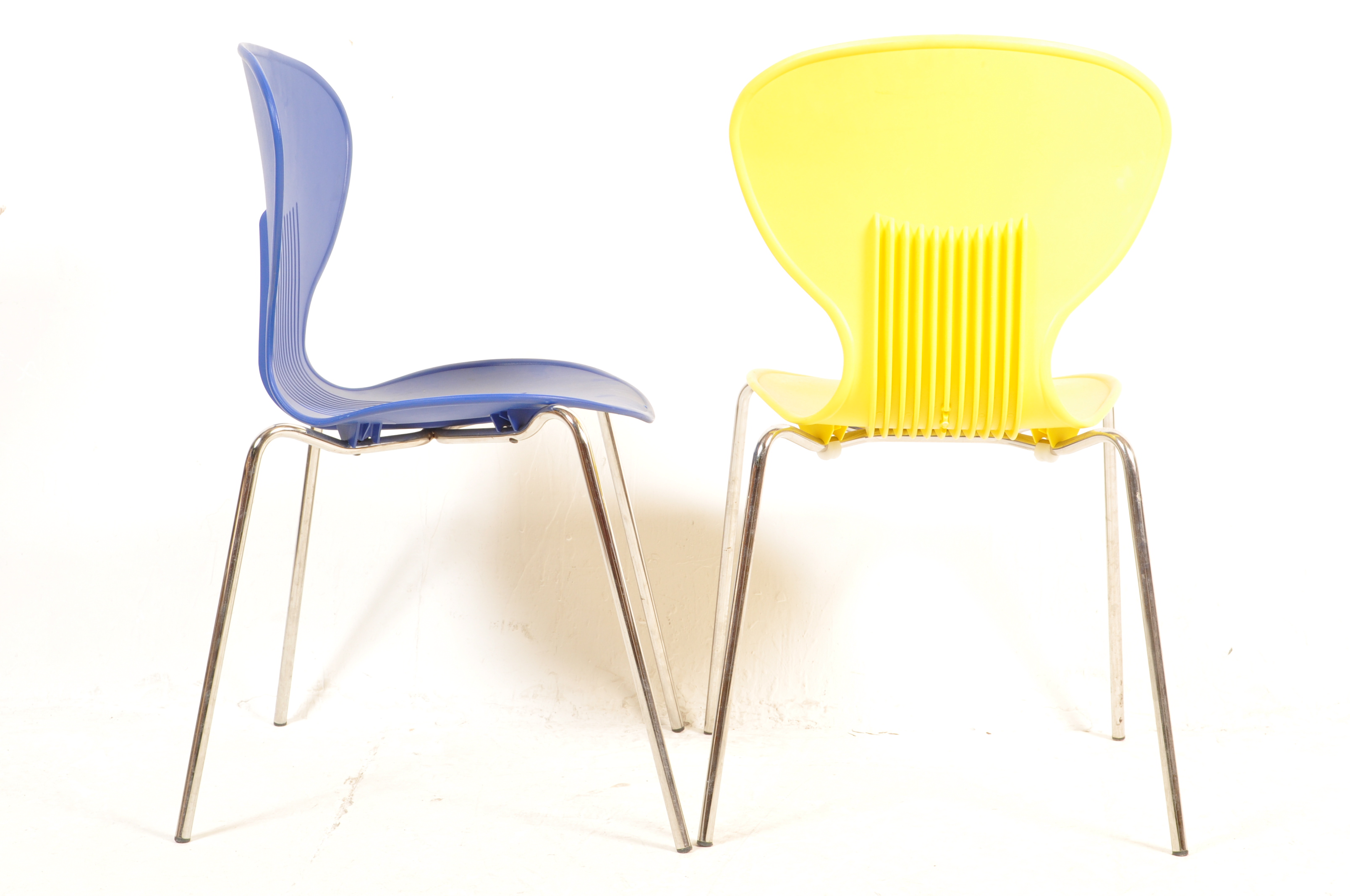 SET OF FOUR COLOURED PLASTIC STACKING DINING CHAIRS - Bild 6 aus 6