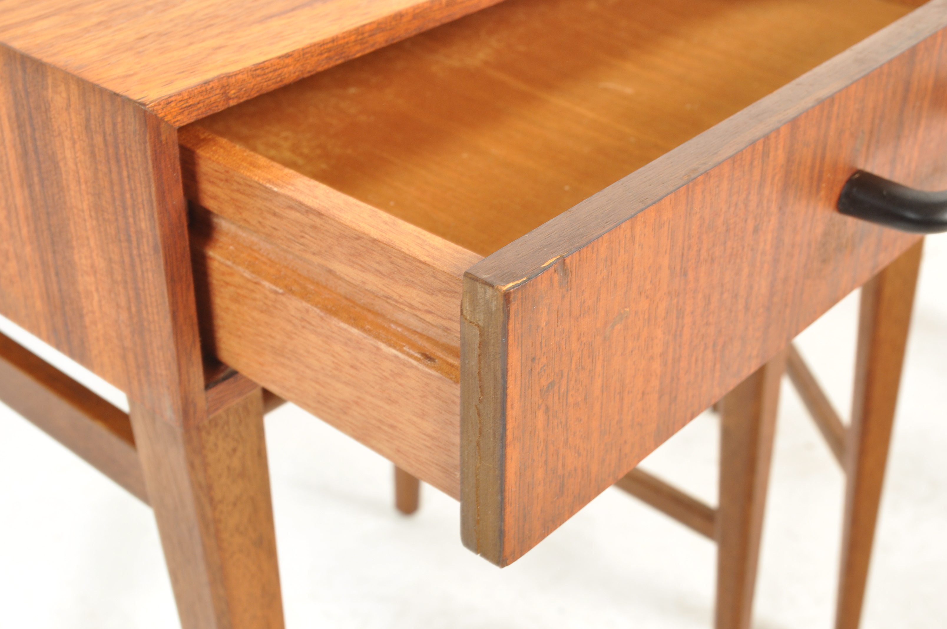 1960’S TEAK WOOD BEDSIDE CABINETS / TABLES BY MEREDEW - Bild 5 aus 8