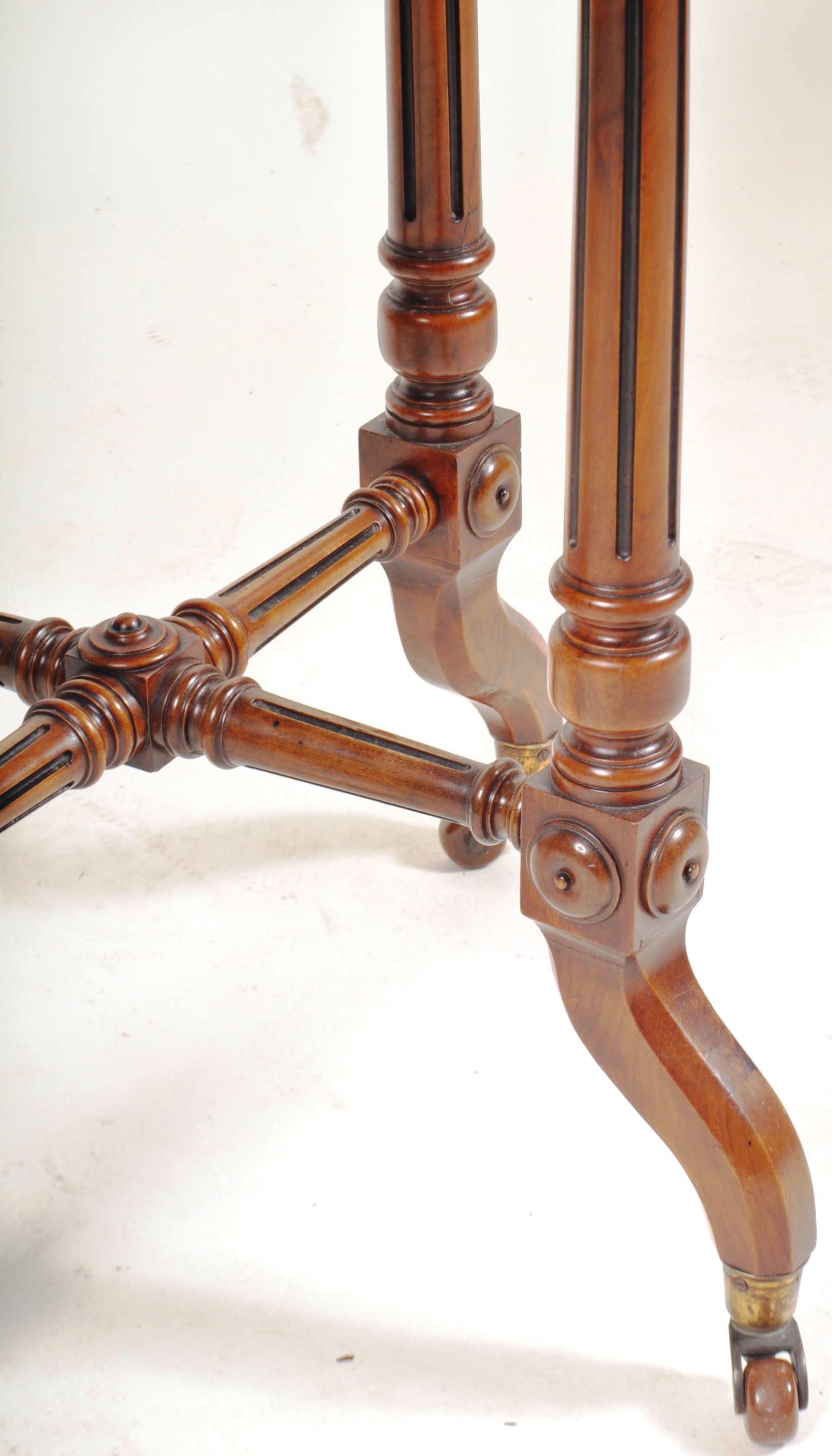 19TH CENTURY VICTORIAN AESTHETIC WALNUT GILLOW MANNER TABLE - Image 4 of 5