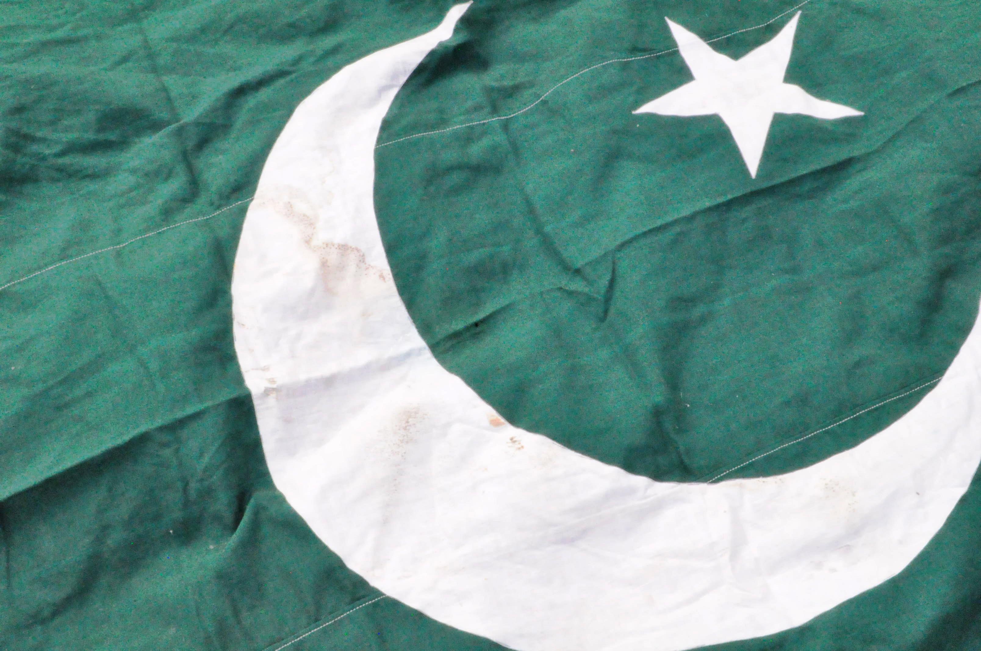 LARGE WWII SECOND WORLD WAR PERIOD PAKISTANI ENSIGN FLAG - Image 2 of 4