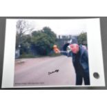 THE GREAT TRAIN ROBBERY - RONNIE BIGGS SIGNED PHOTO W/THUMBPRINT