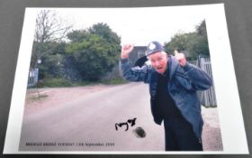 THE GREAT TRAIN ROBBERY - RONNIE BIGGS SIGNED PHOTO W/THUMBPRINT