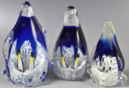 WADDLE OF THREE GRADUATING MURANO ART GLASS PENGUIN FIGURES