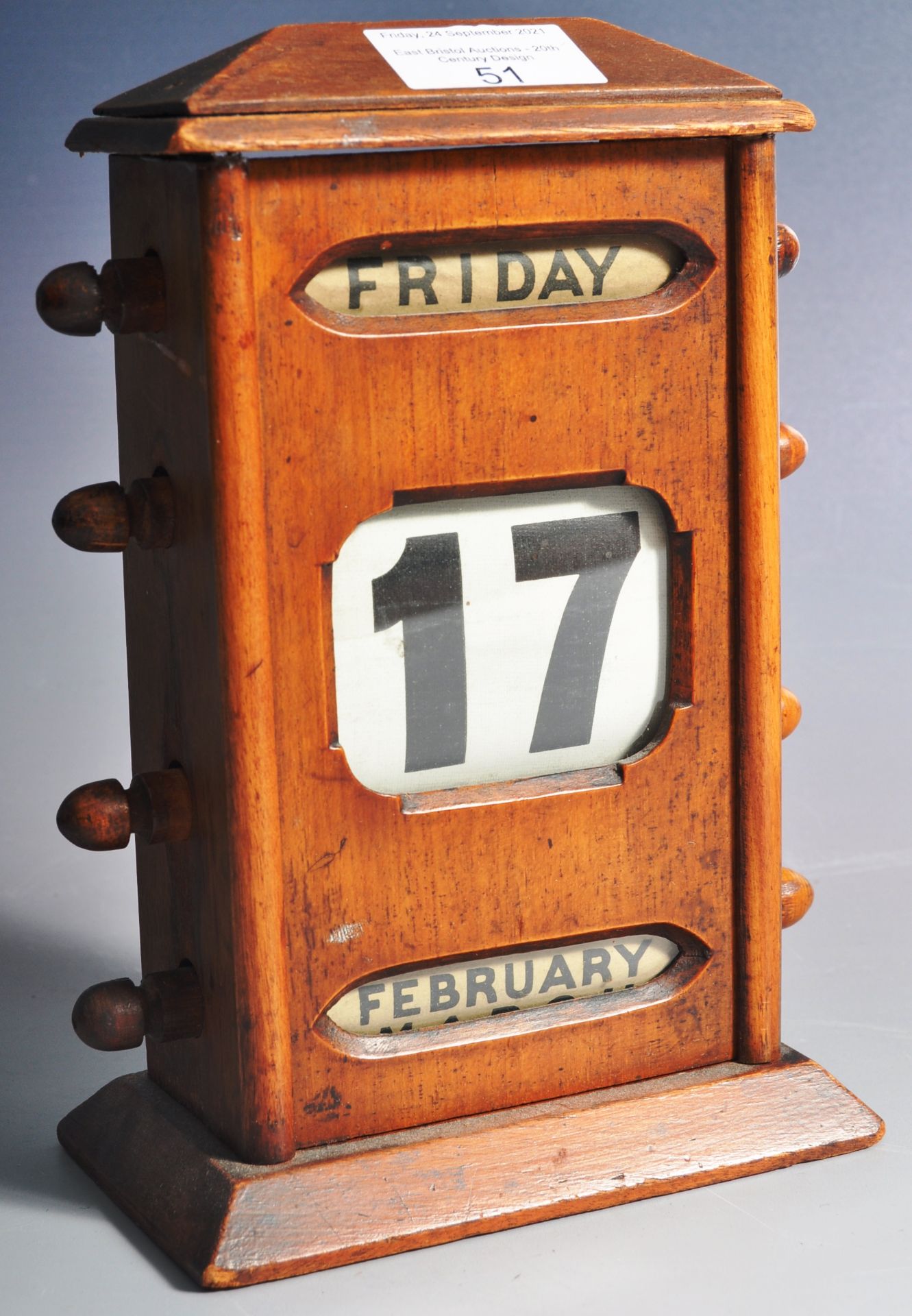 1920'S VINTAGE OAK PERPETUAL DESKTOP CALENDAR