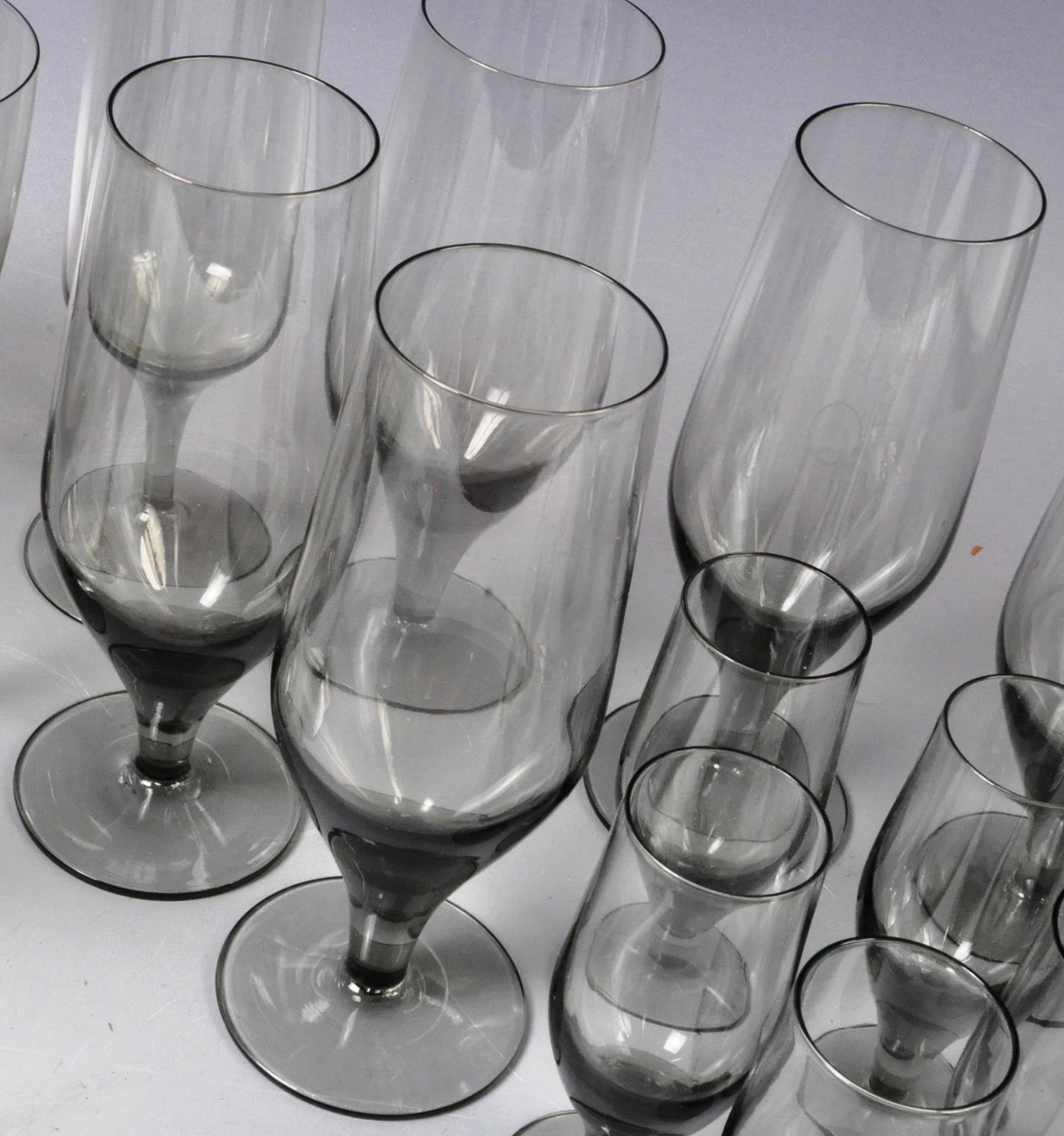 OFFEFORS - COLLECTION OF SMOKEY GLASS DRINKING GLASSES - Bild 7 aus 7