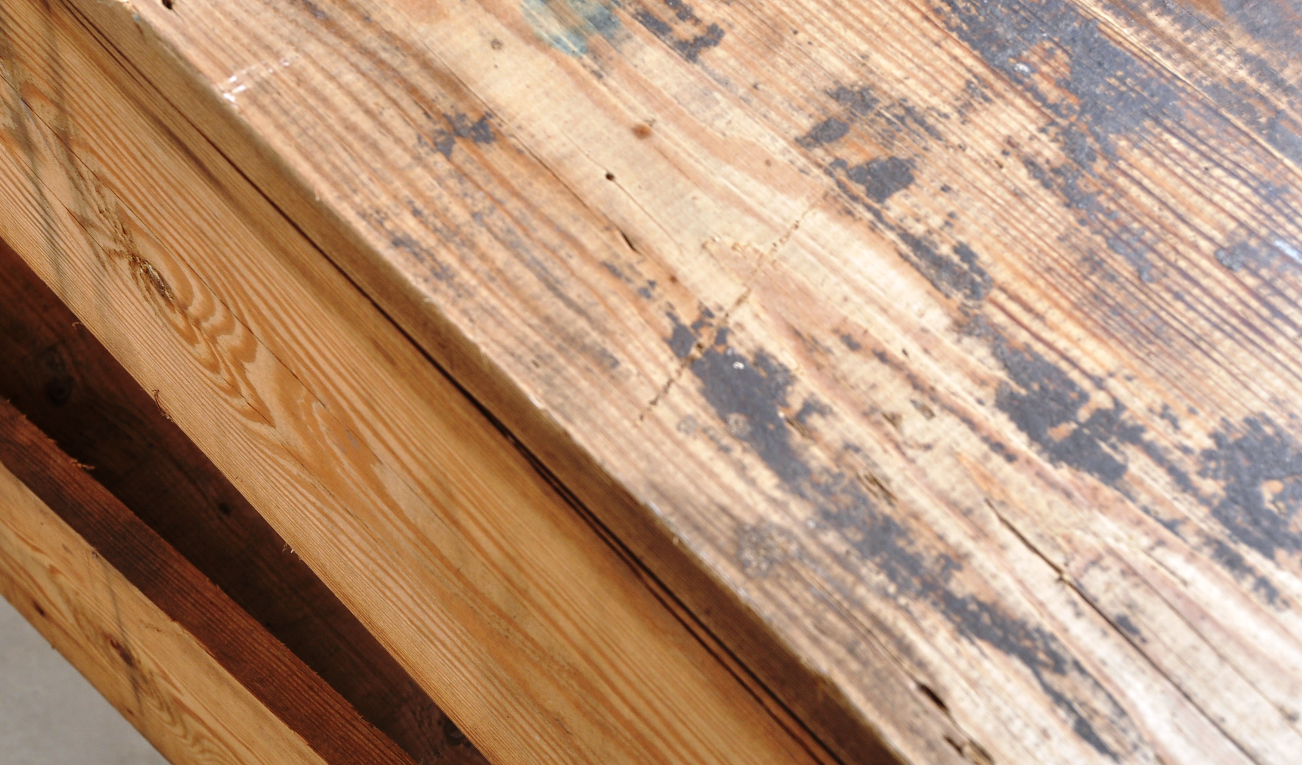 LARGE INDUSTRIAL BENCH OF SOLID PINE CONSTRUCTION - Image 5 of 7