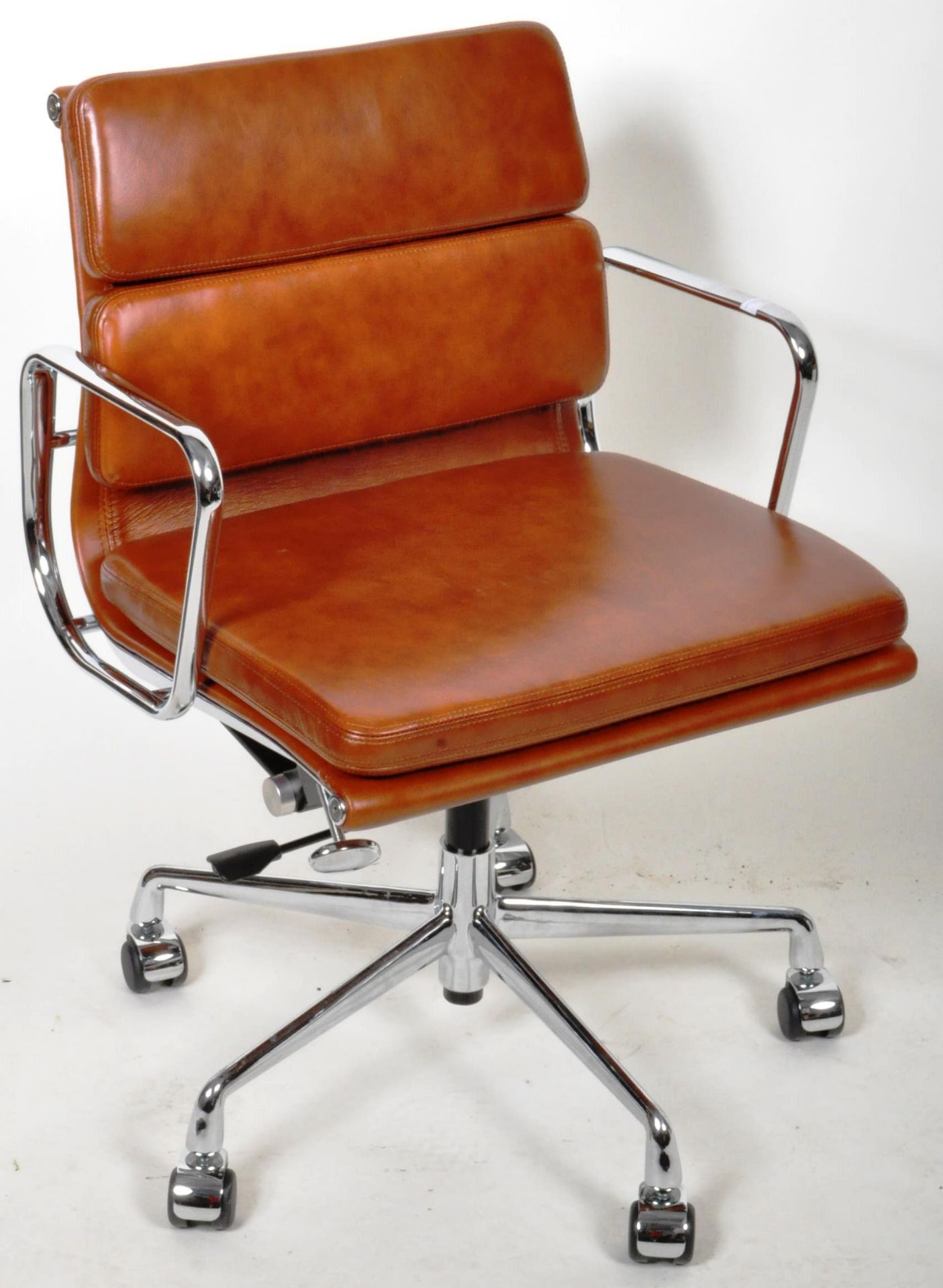 MANNER OF EAMES - CONTEMPORARY SOFT PAD OFFICE CHAIR - Image 2 of 5