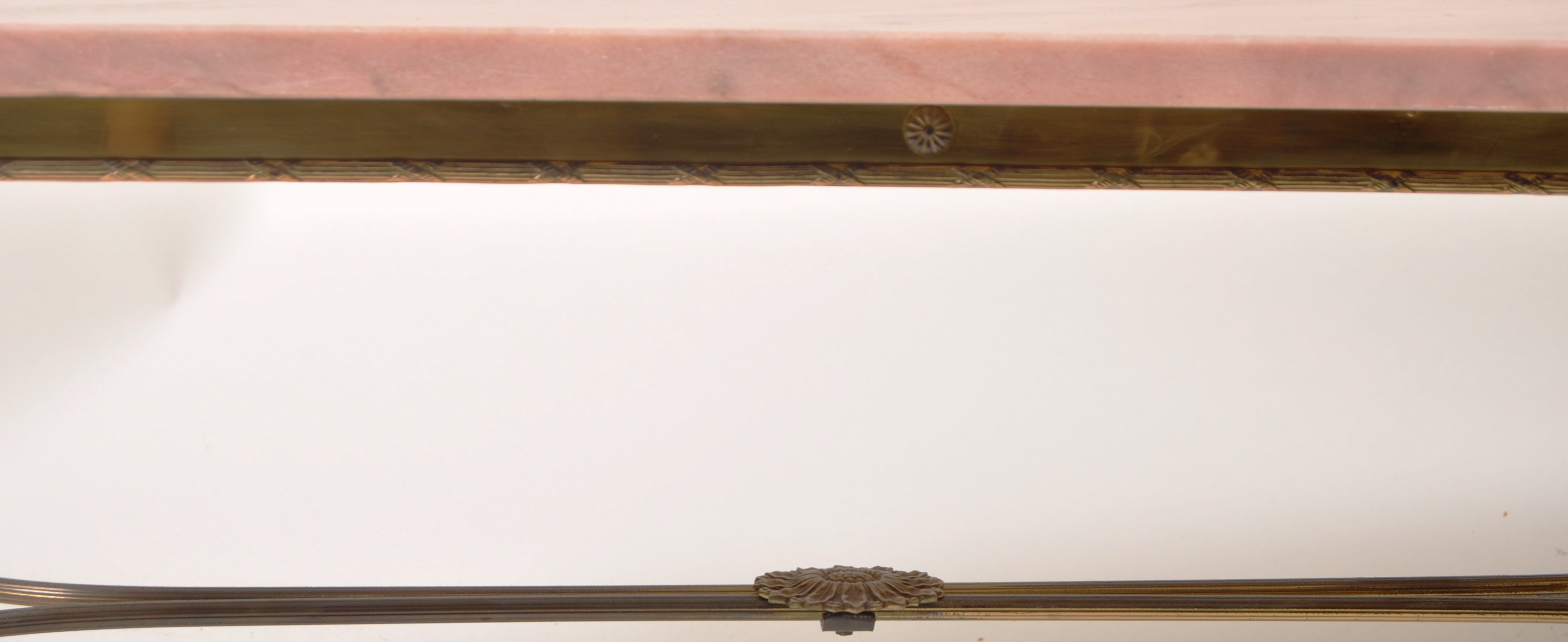 MID 20TH CENTURY HOLLYWOOD REGENCY PINK MARBLE AND BRASS COFFEE TABLE - Image 5 of 5