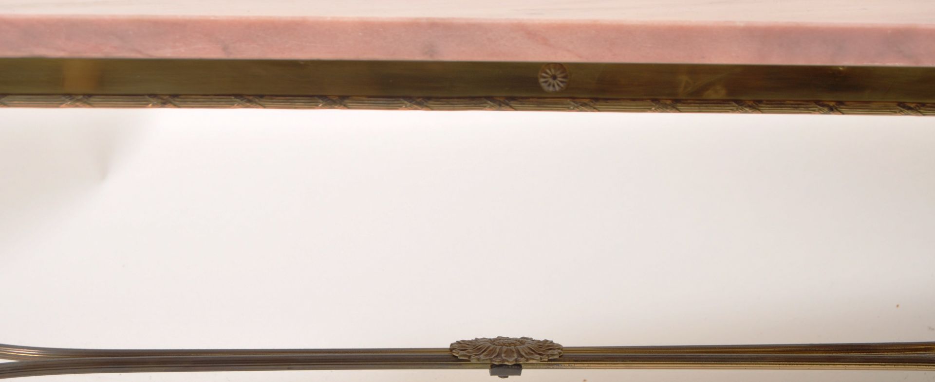 MID 20TH CENTURY HOLLYWOOD REGENCY PINK MARBLE AND BRASS COFFEE TABLE - Image 5 of 5