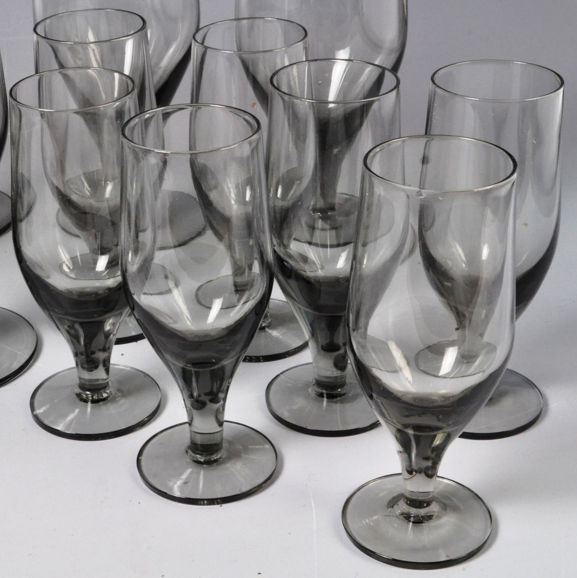OFFEFORS - COLLECTION OF SMOKEY GLASS DRINKING GLASSES - Bild 6 aus 7